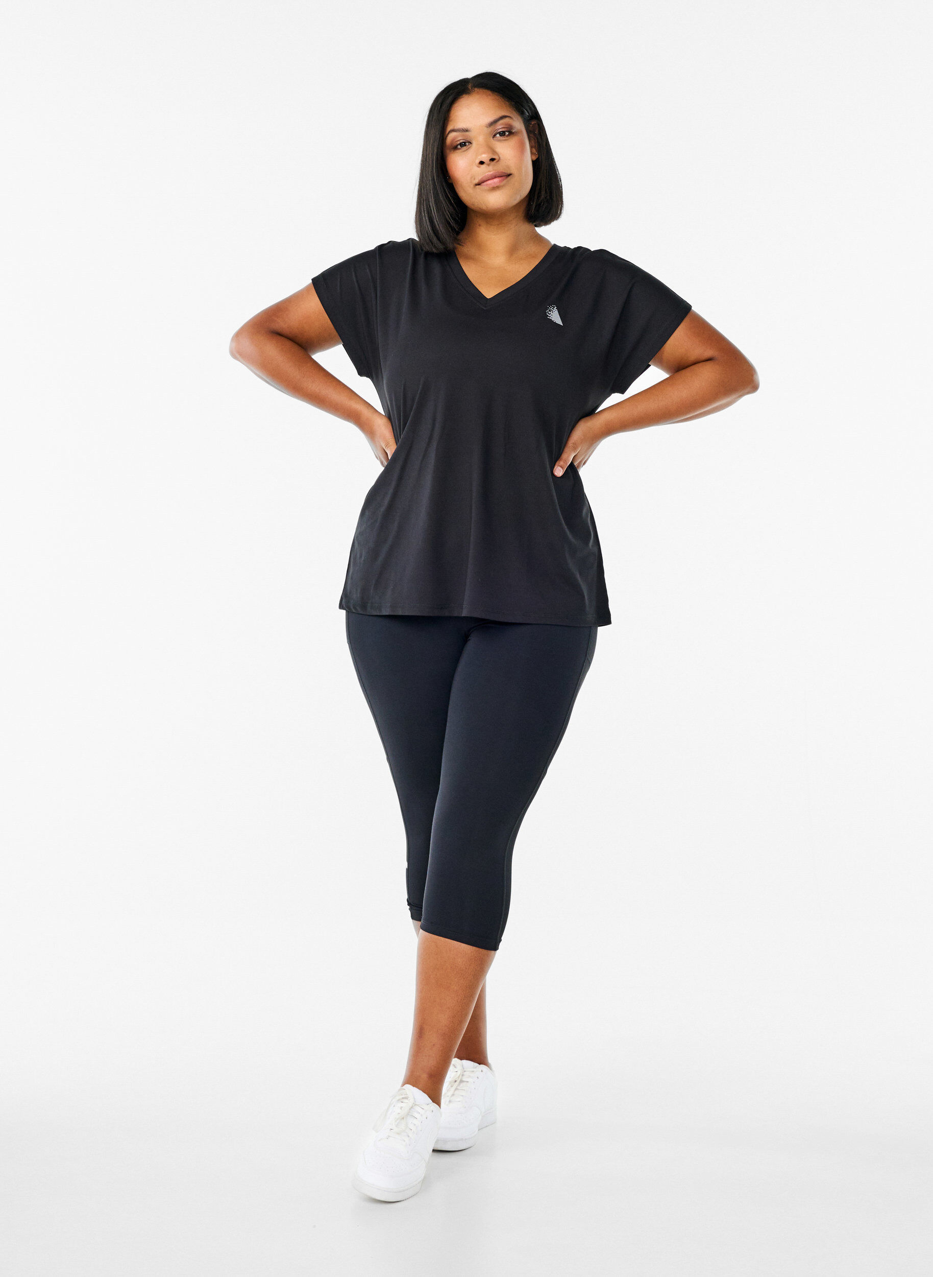 Zizzi Tr&auml;nings t-shirt med v-ringning och l&ouml;s passform, Svart, Model image number 1