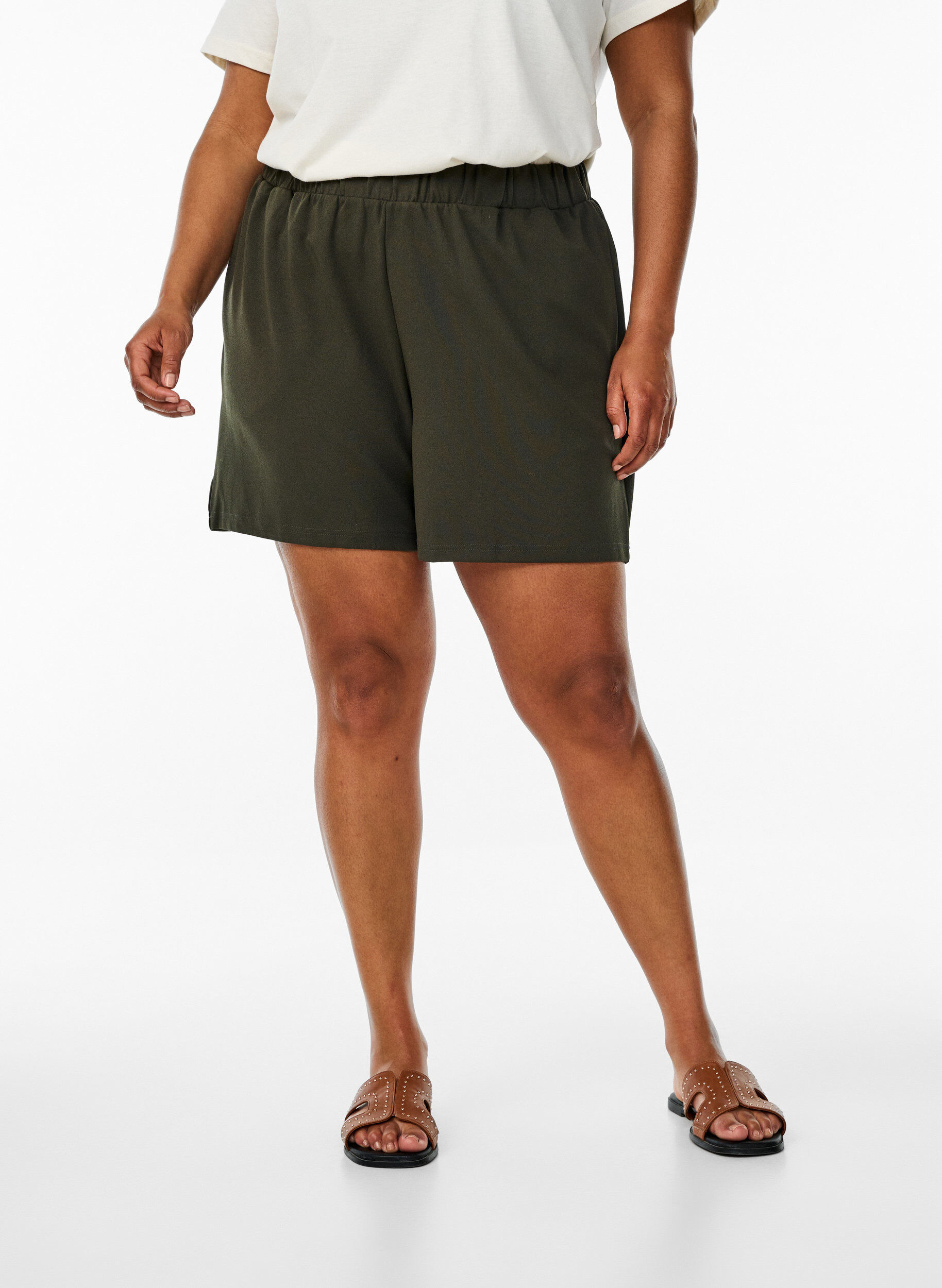Zizzi L&ouml;st sittande shorts med fickor, Gr&ouml;n, Model image number 2