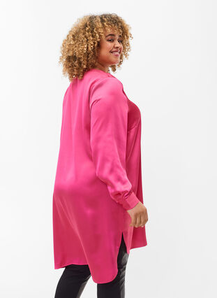 Lång skinande skjorta med slits, Pink Flambé, Model image number 1