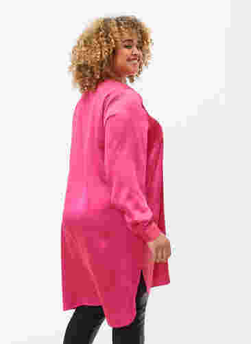 Lång skinande skjorta med slits, Pink Flambé, Model image number 1