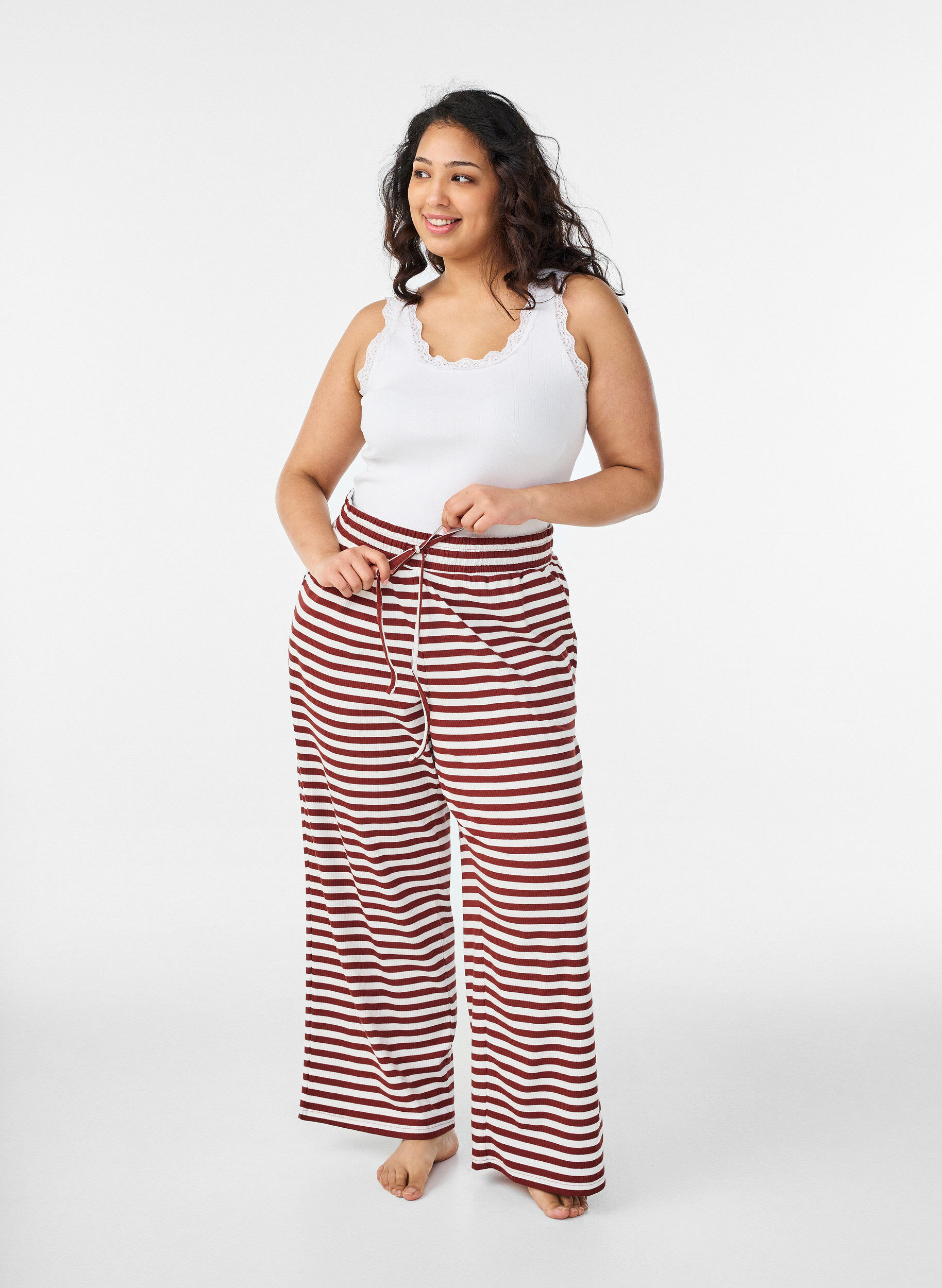 ZizziRandiga pyjamasbyxor med h&ouml;g midja och vida ben, R&ouml;d, Model image number 0