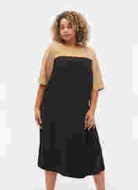 VisMidiklänning i viskos med färgblock, Black Comb, Model