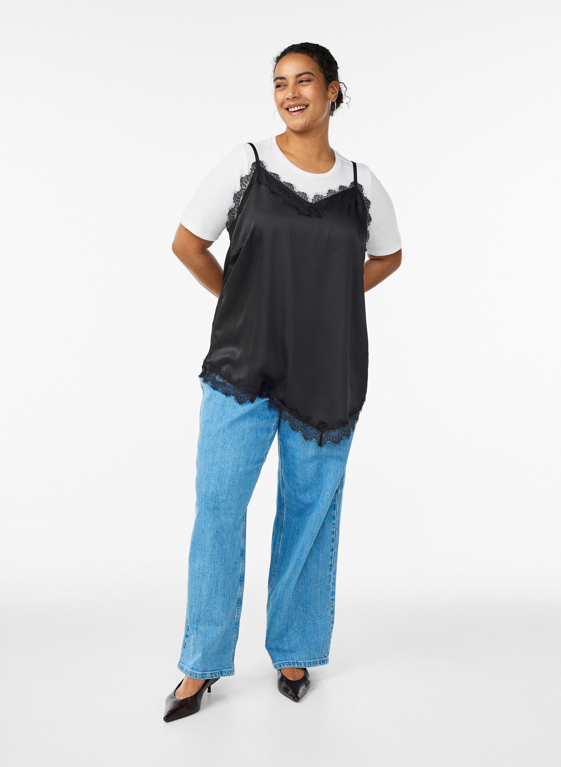 Zizzi Topp i satin med spetskant och asymmetrisk f&aring;ll, Svart, Model image number 1