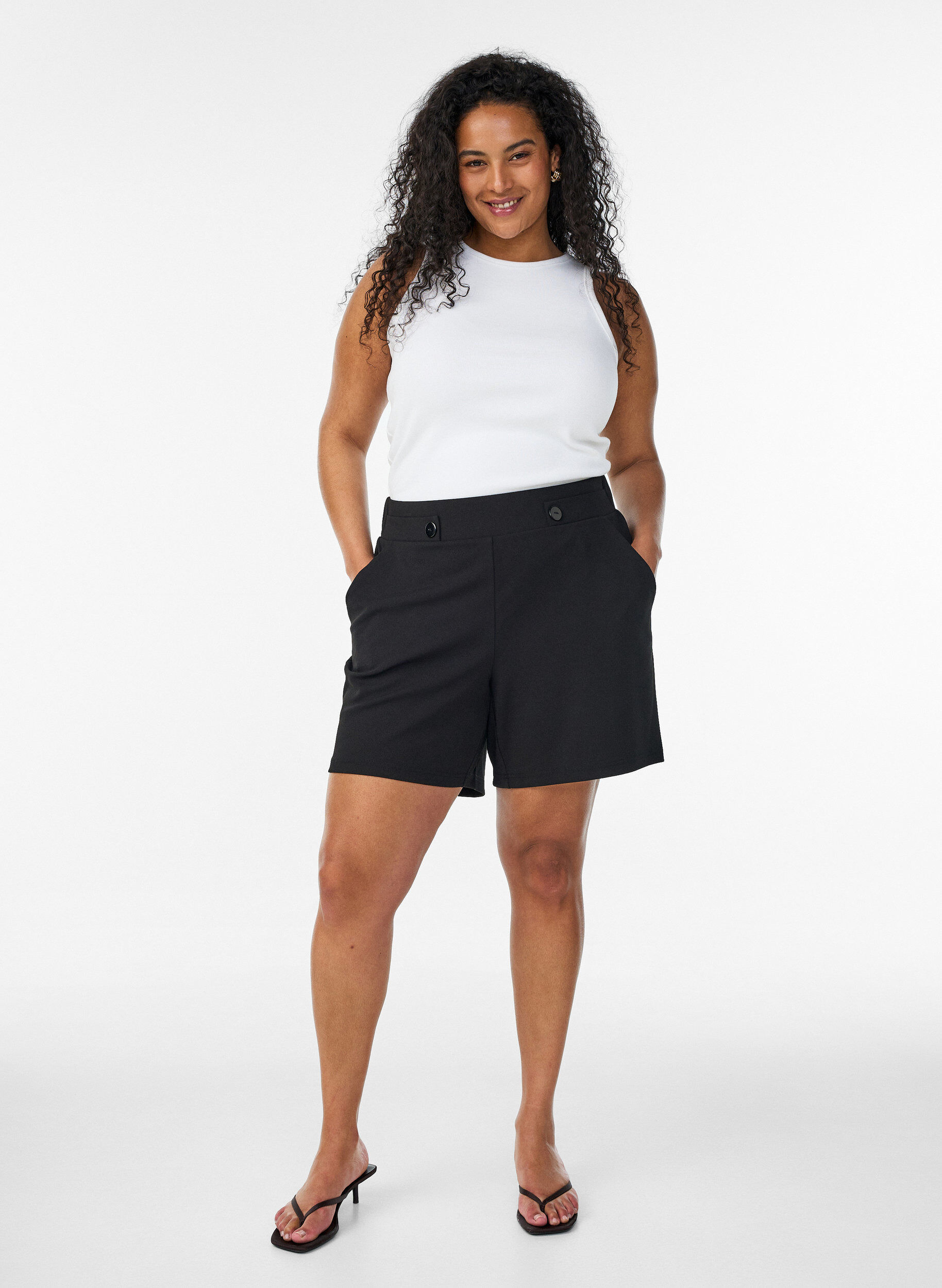 ZizziShorts med fickor och l&ouml;s passform, Svart, Model image number 1