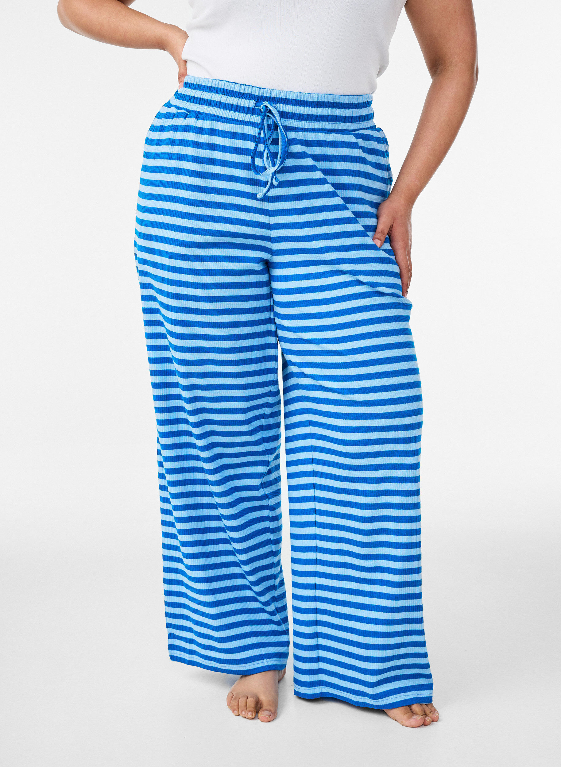 ZizziRandiga pyjamasbyxor med h&ouml;g midja och vida ben, Bl&aring;, Model image number 2