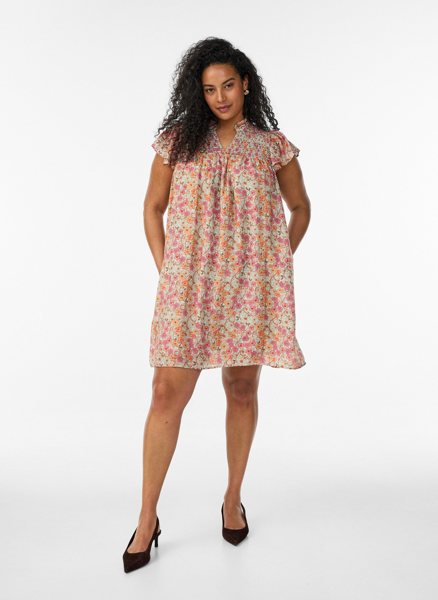 ZizziKort kl&auml;nning i viskos med smock och blommigt m&ouml;nster, Orange, Model image number 1