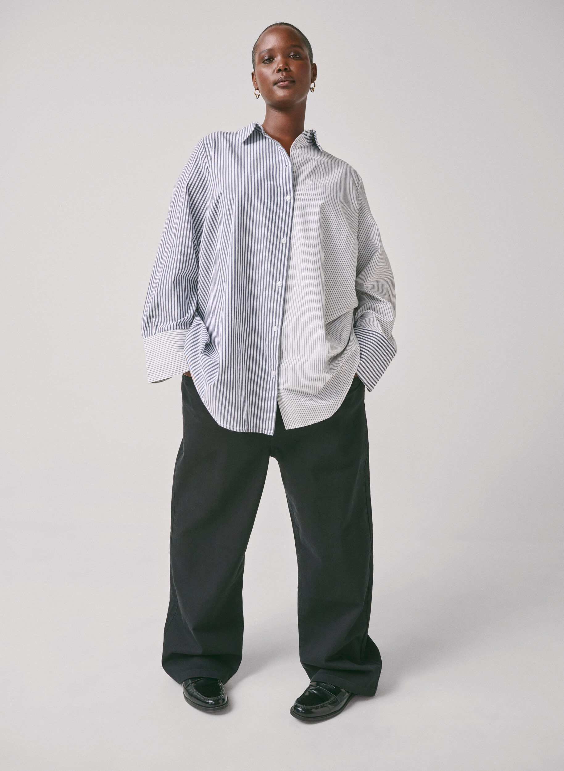 Zizzi L&aring;ng&auml;rmad skjorta med r&auml;nder, Lava Smoke Stripe, Image image number 1