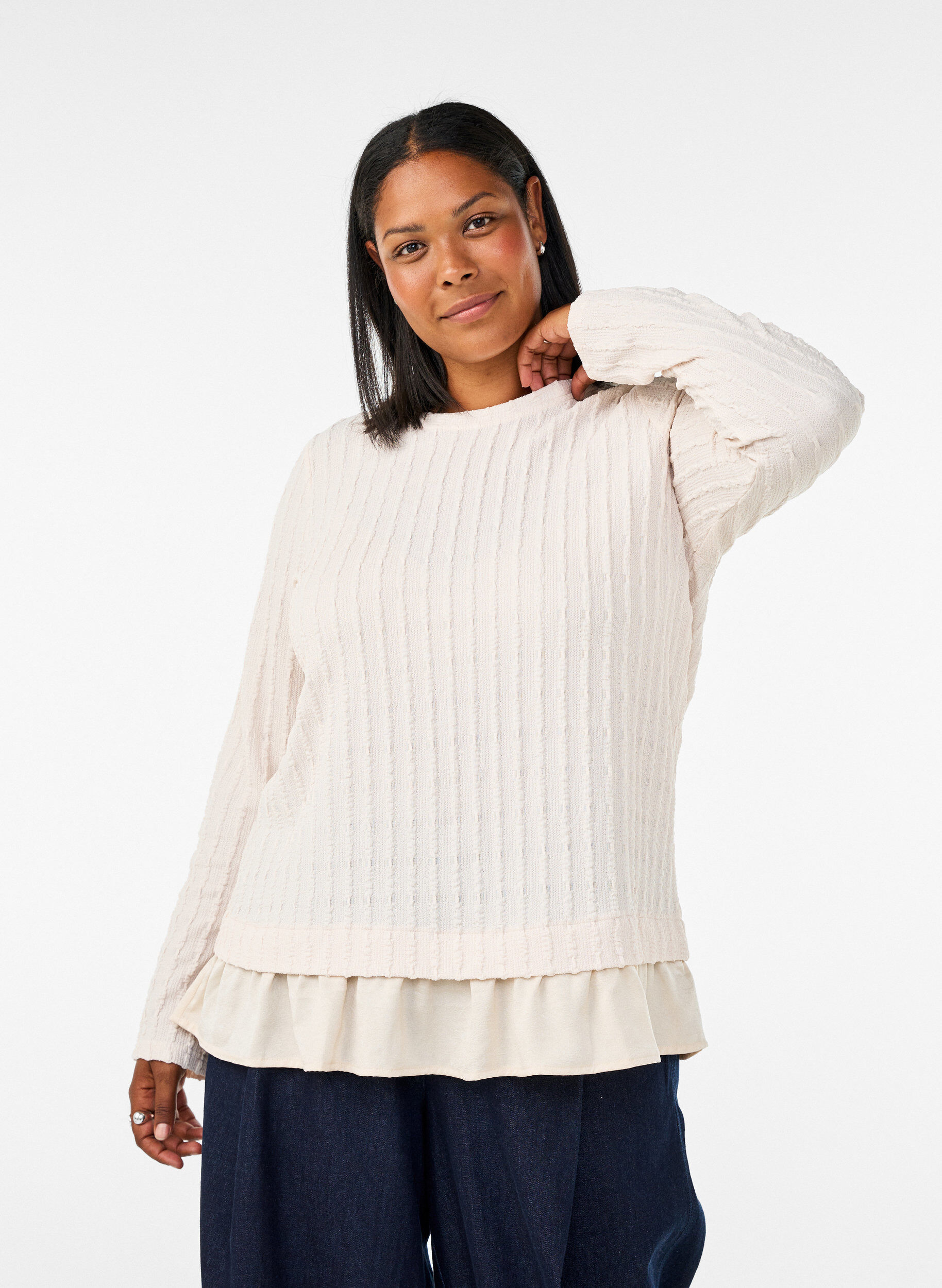 Strukturerad blus med volangkant, Vanilla, Model