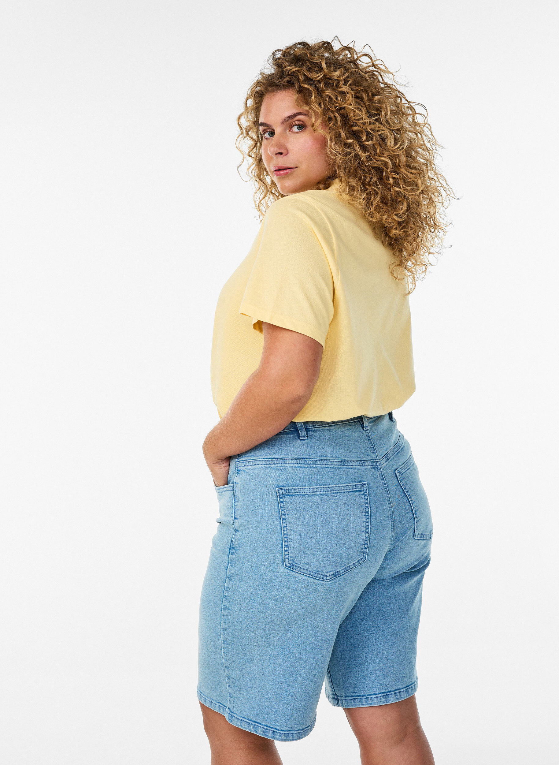 Zizzi L&ouml;sa jeansshorts med h&ouml;g midja, Bl&aring;, Model image number 2