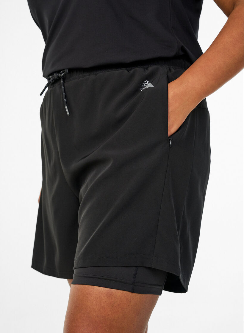 Tr&auml;ningsshorts med innershorts och en mobilficka, Svart, Model image number 3