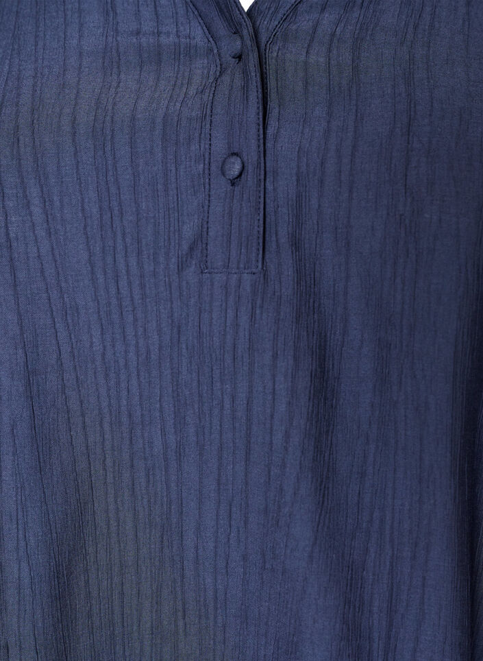 Blus i en krinklad viskosblandning med v-ringning, Bl&aring;, Packshot image number 2