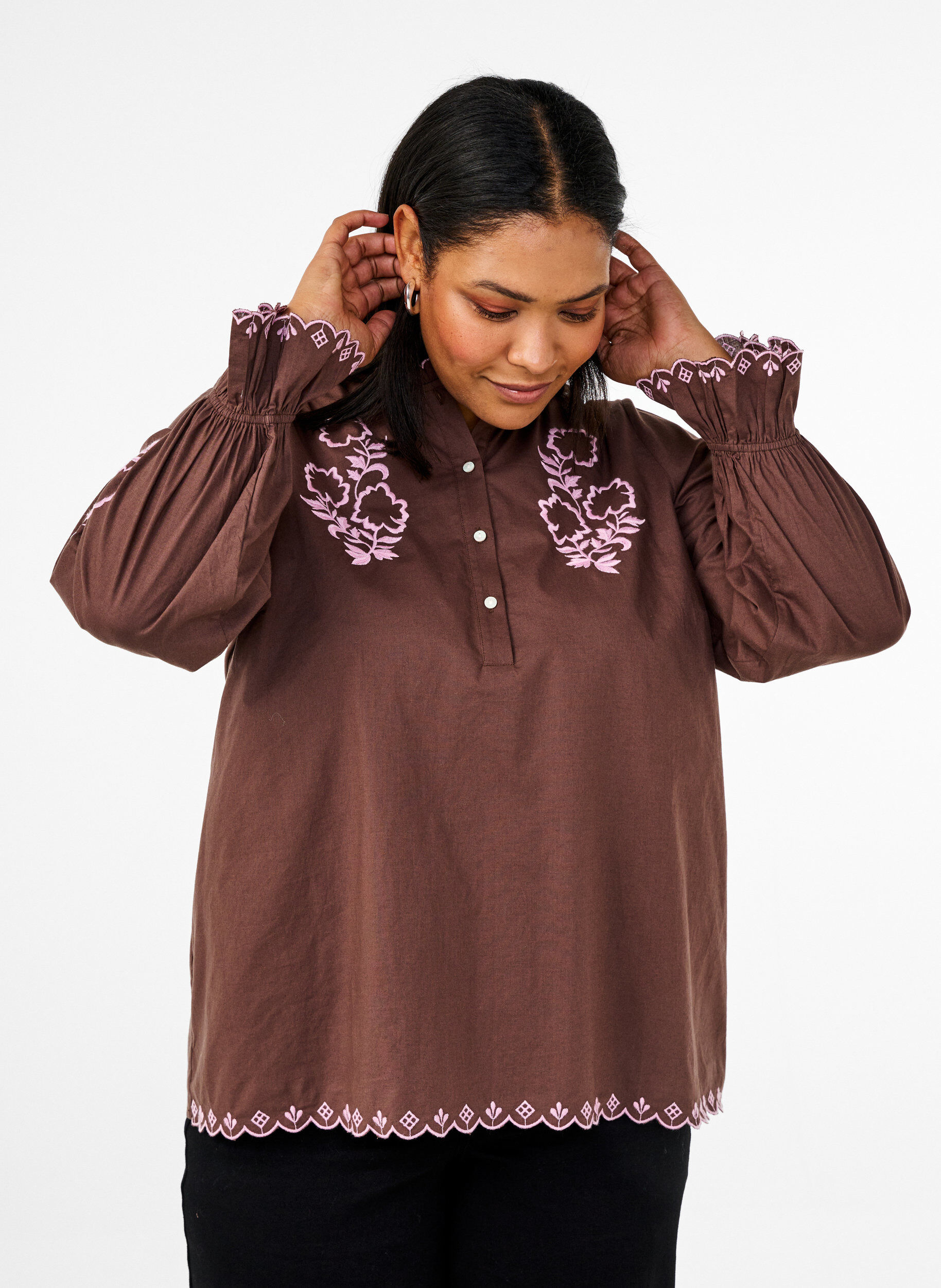 Zizzi Blus med broderi och volangdetaljer, Brun, Model image number 0