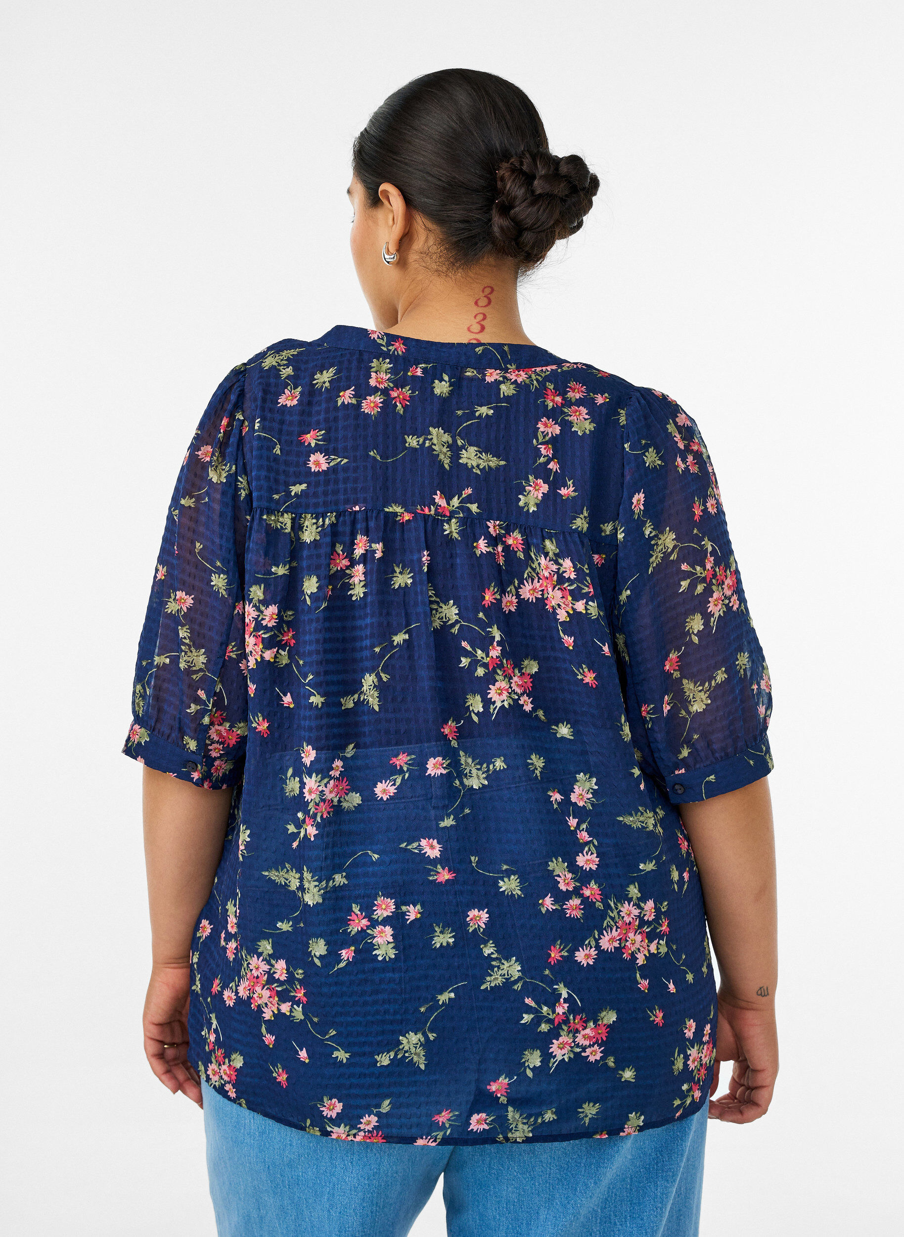 ZizziBlus med blommigt m&ouml;nster och v-ringning, Bl&aring;, Model image number 2