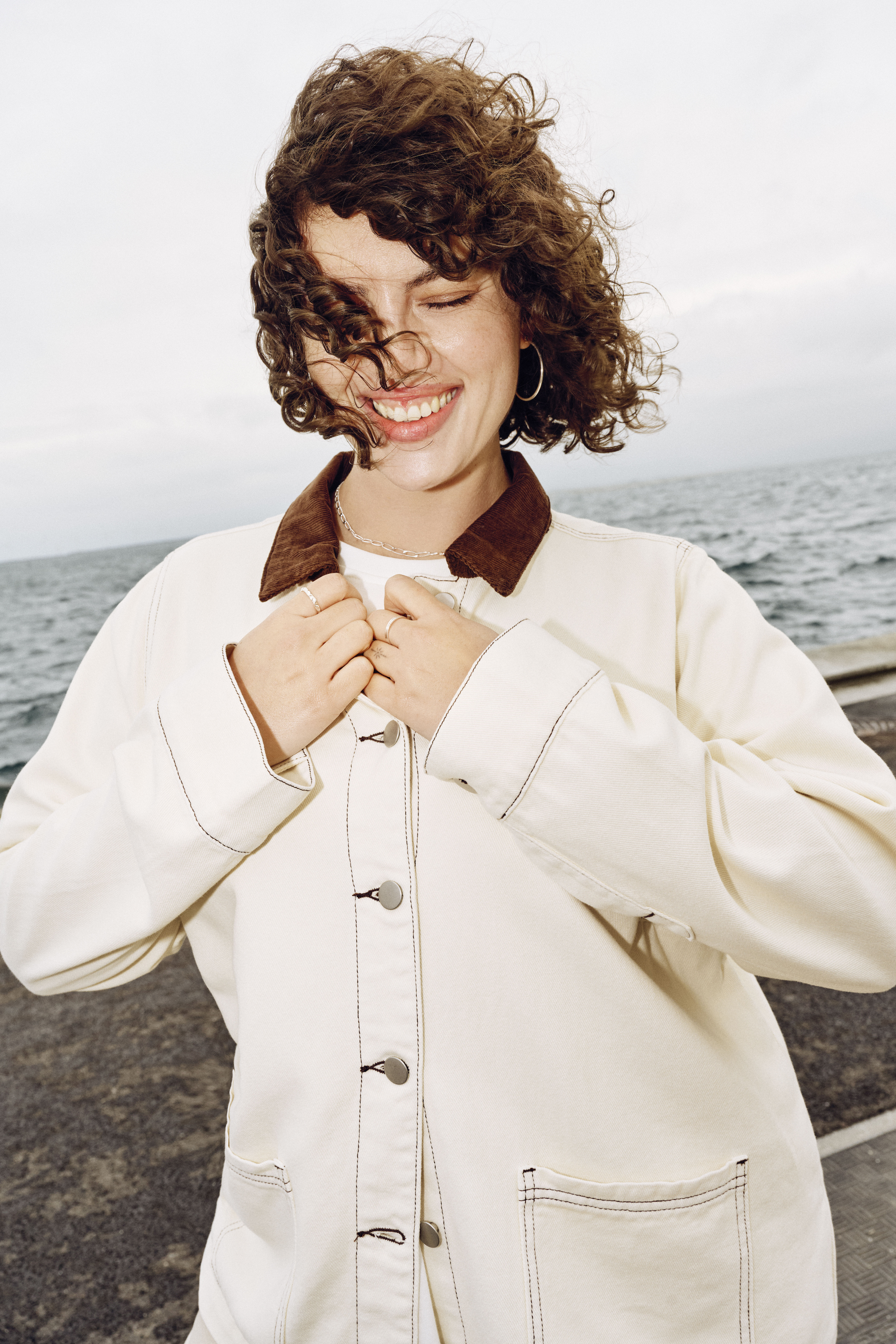 Zizzi F&auml;rgad jeansjacka med kontrasterande krage, , Model