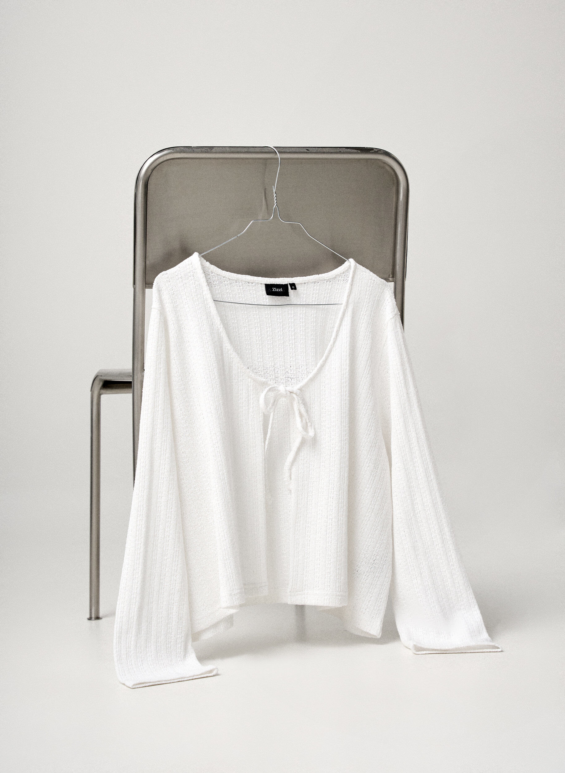 Stickad kofta med textur och knytning framtill