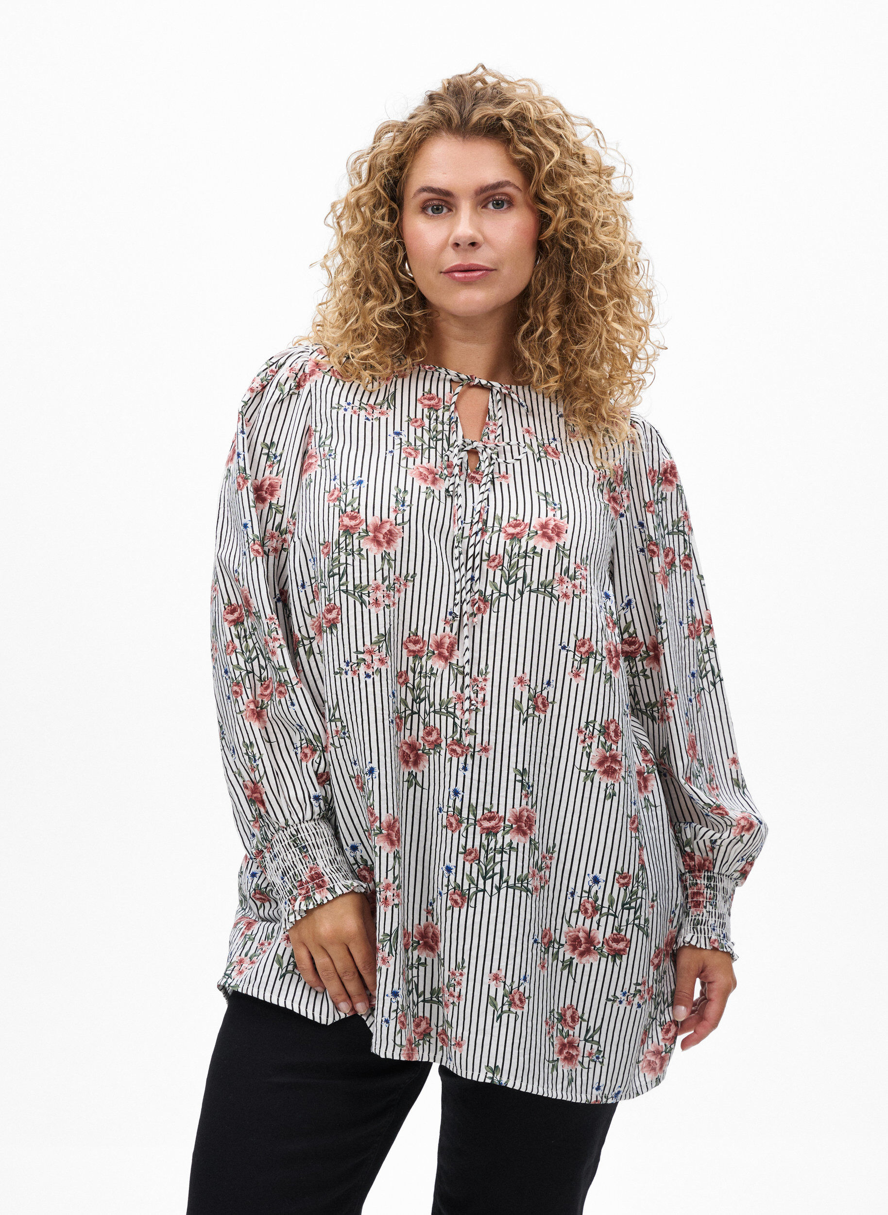 Zizzi Blus med blomm&ouml;nster och knytdetalj, Svart, Model image number 0