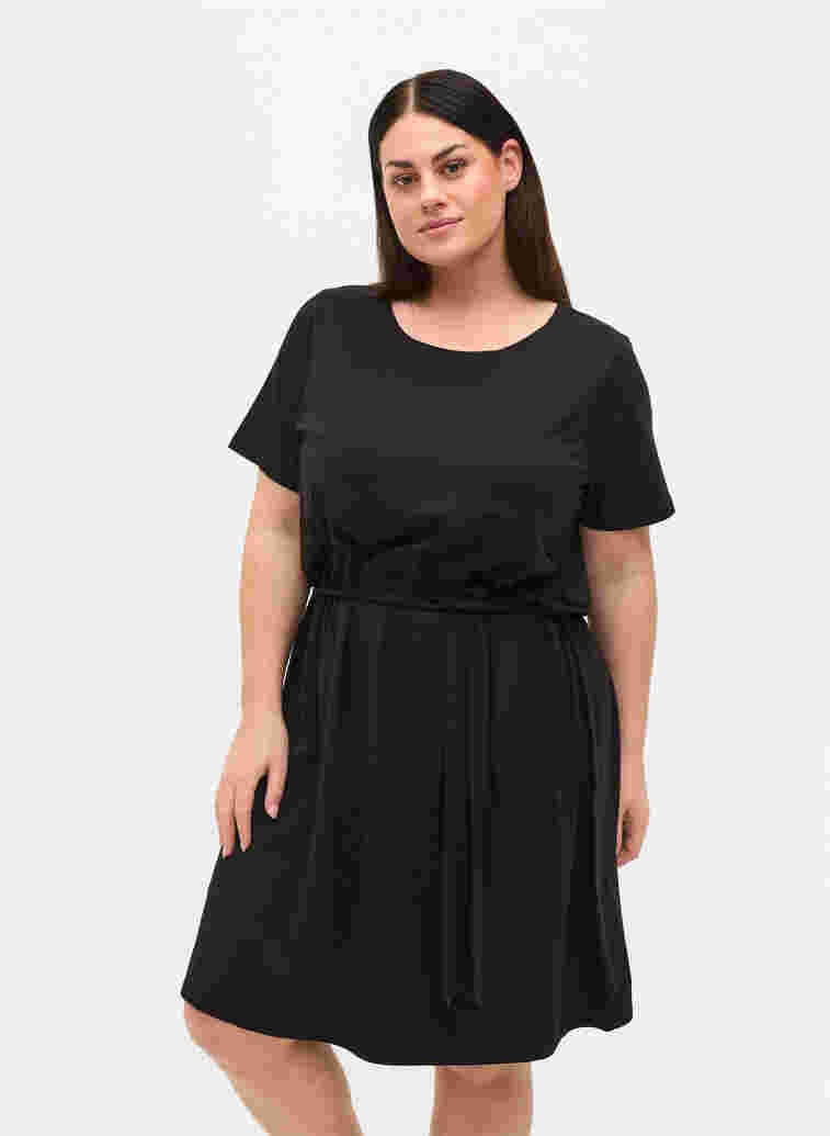 Kortärmad klänning med midjeband, Black, Model