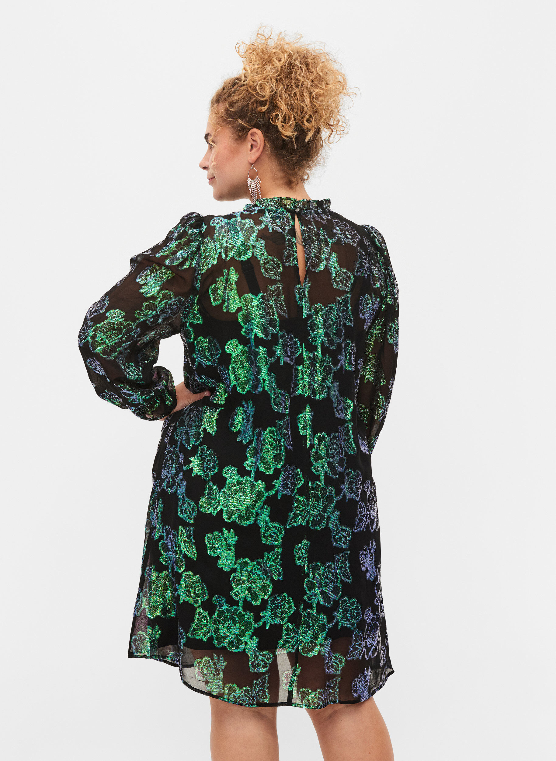 Zizzi Blommig kl&auml;nning i viskos med lurex, Black w. Green Lurex, Model image number 1