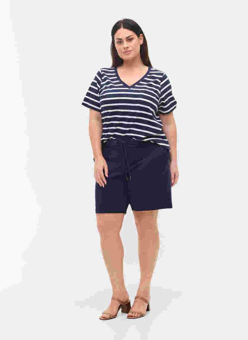 Lösa shorts med dragsko och fickor, Navy Blazer, Model
