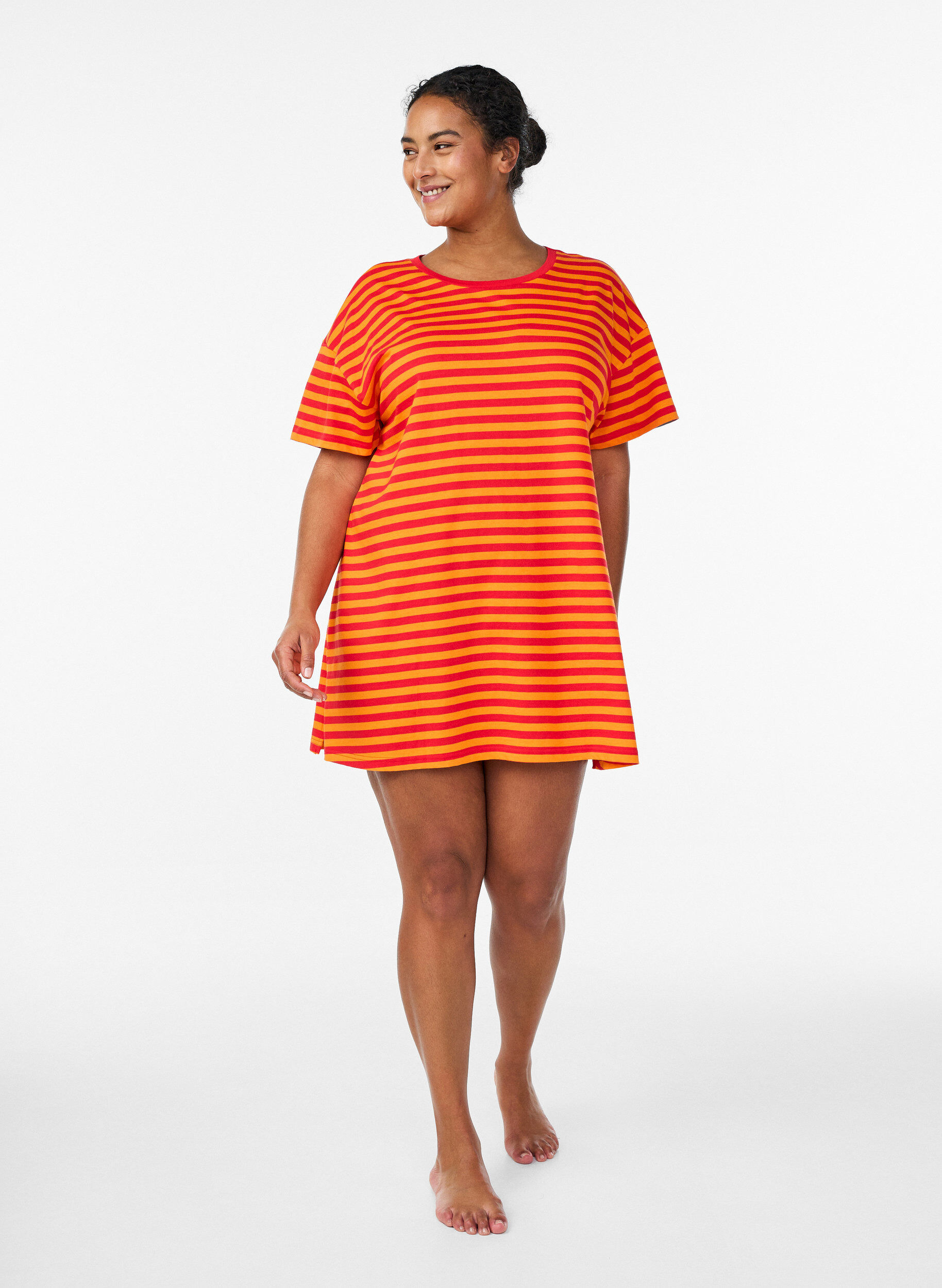 Zizzi L&aring;ng natt-T-shirt med r&auml;nder, R&ouml;d, Model image number 1