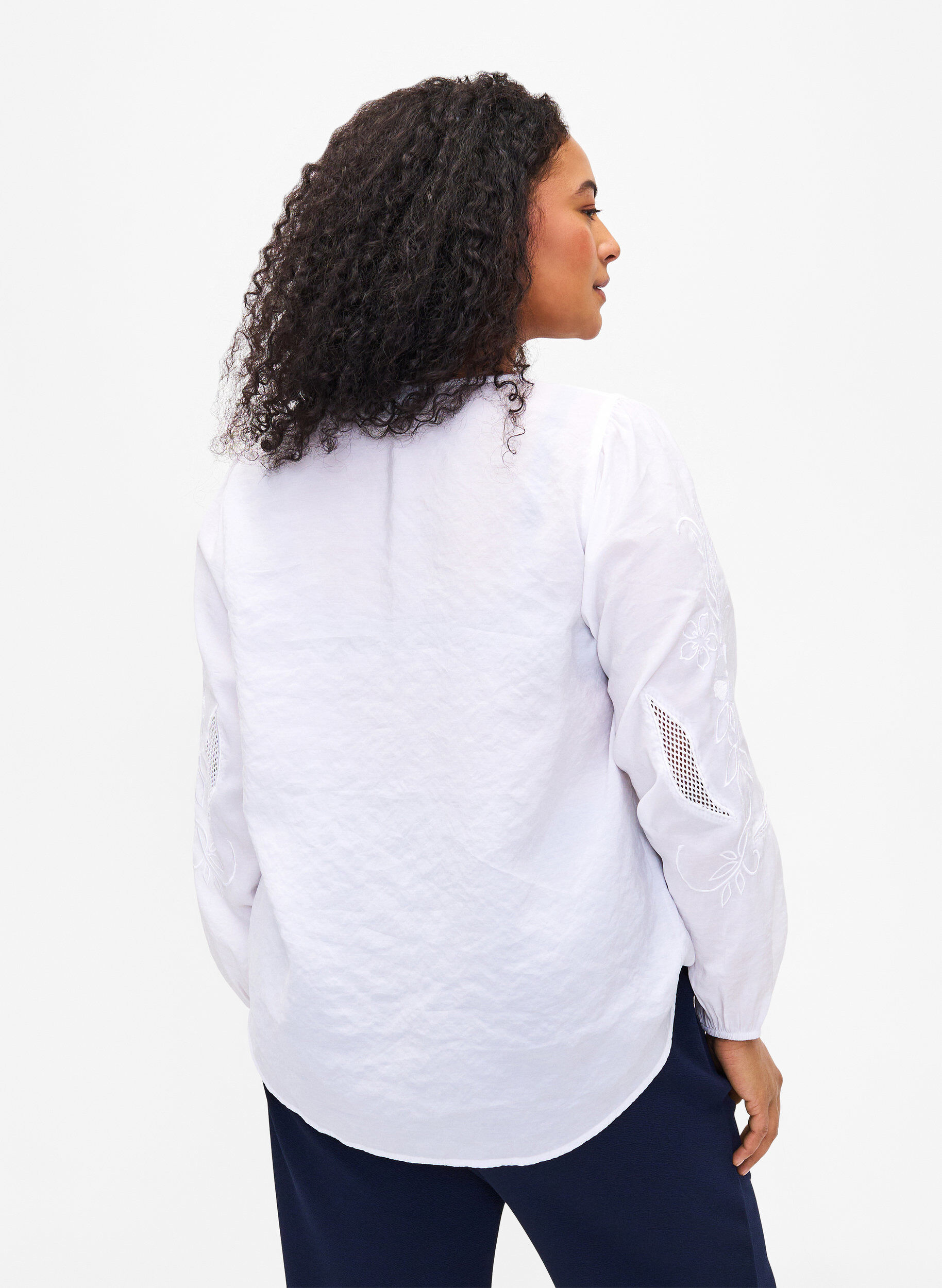 Zizzi Blus i TENCEL&trade; Modal med broderidetaljer, Bright White, Model image number 1