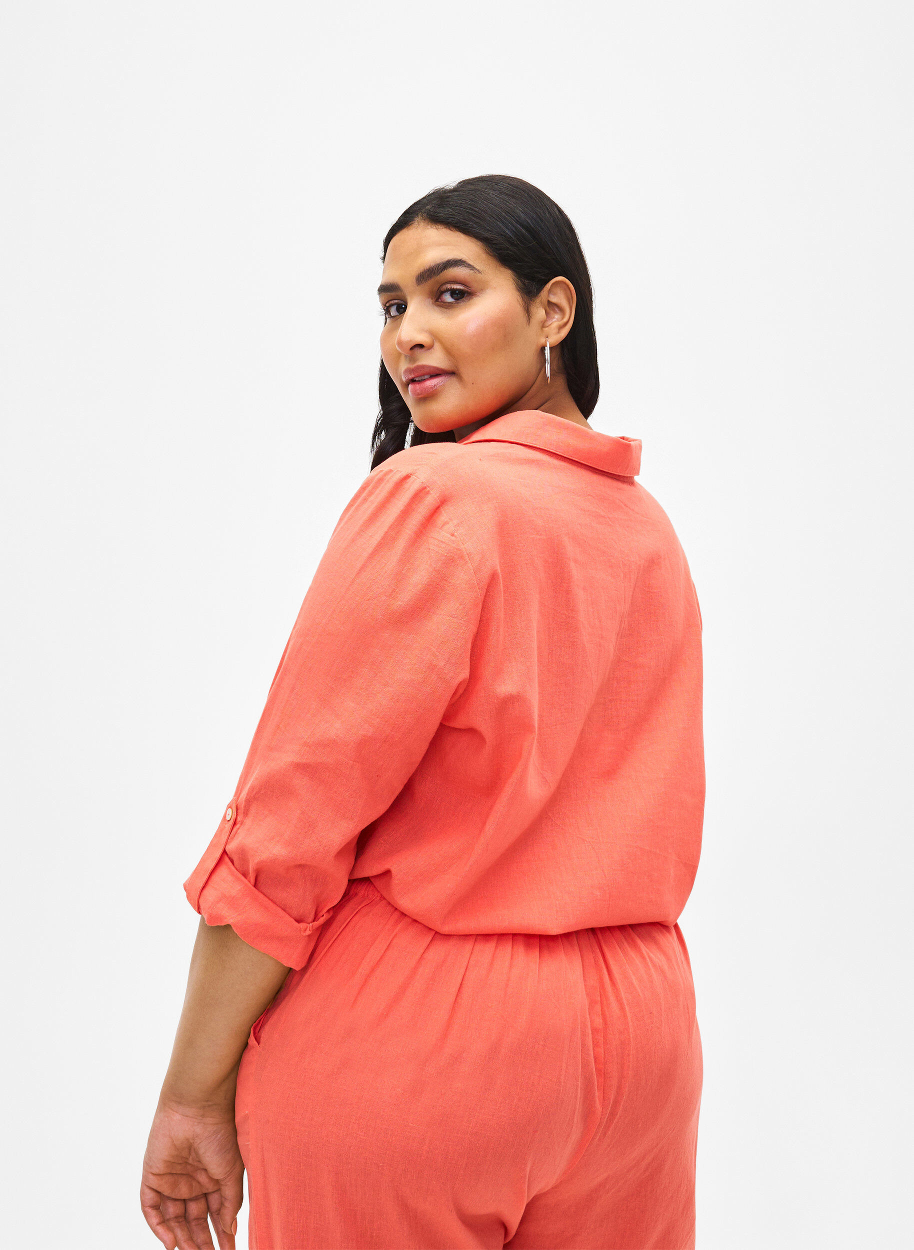 Zizzi Skjortblus med kn&auml;ppning i en mix av bomull och linne, Living Coral, Model image number 1