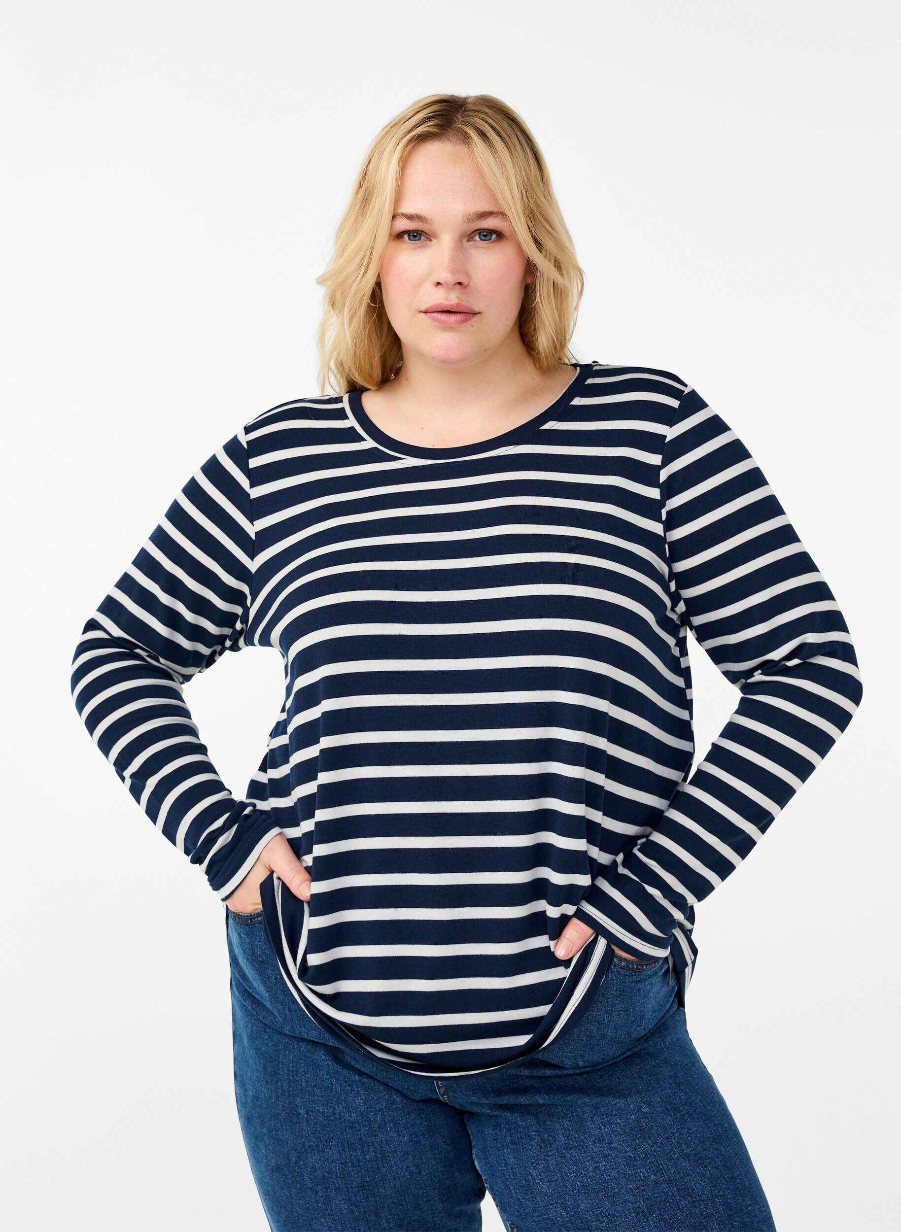 Zizzi L&aring;ng&auml;rmad blus med r&auml;nder, Evening Blue Stripe, Model image number 0