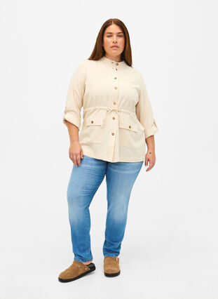 Skjorta i linneblandning med fickor, Sandshell, Model image number 2