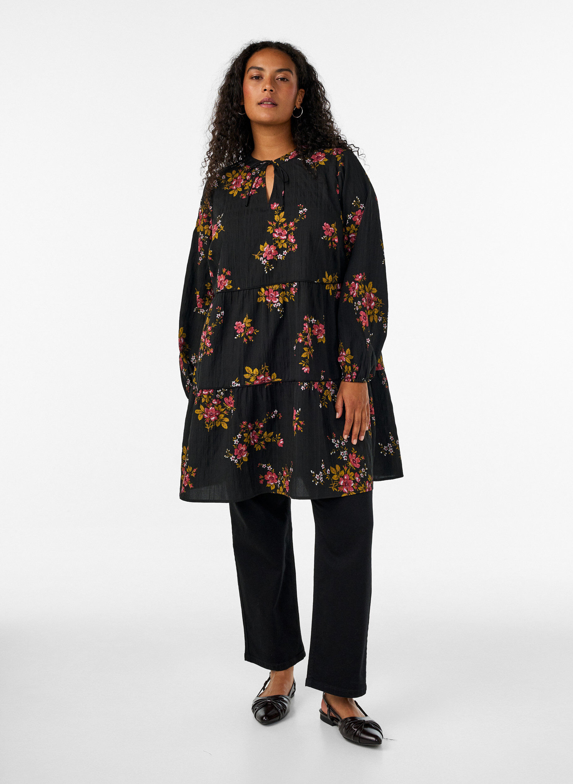 ZizziKl&auml;nning med blommigt tryck och knytning, Svart, Model image number 1
