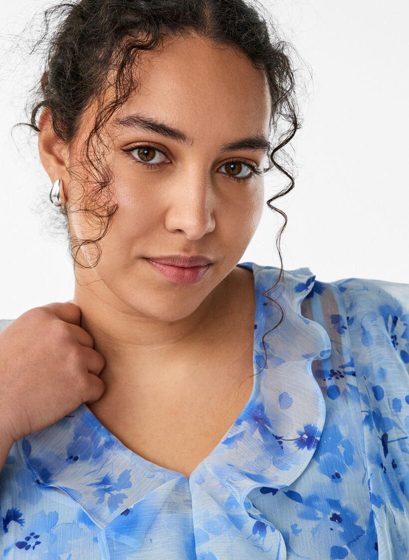 Blommig kl&auml;nning i chiffong med volanger och l&aring;nga &auml;rmar, Bl&aring;, Model image number 2