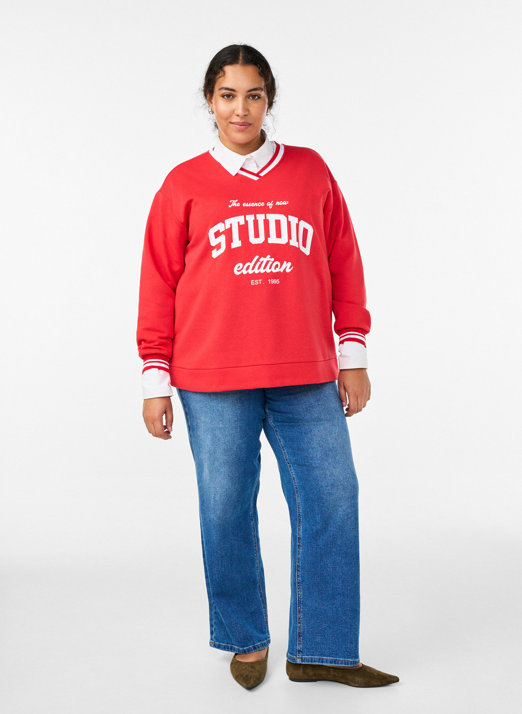Zizzi Sweatshirt med v-ringning och texttryck, R&ouml;d, Model image number 1