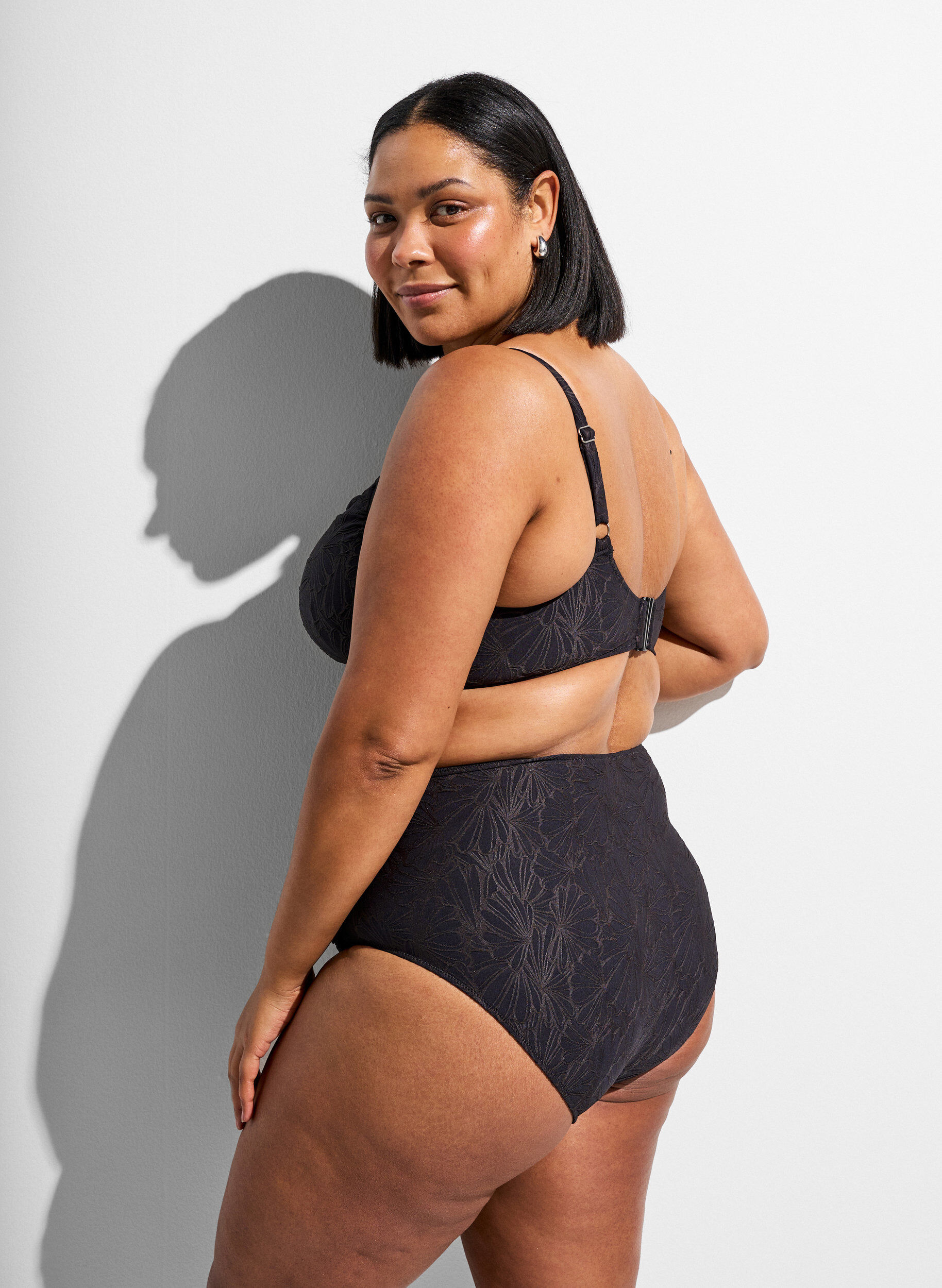 Zizzi Bikinitrosor med h&ouml;g midja och strukturerat m&ouml;nster, Gr&aring;, Model image number 1