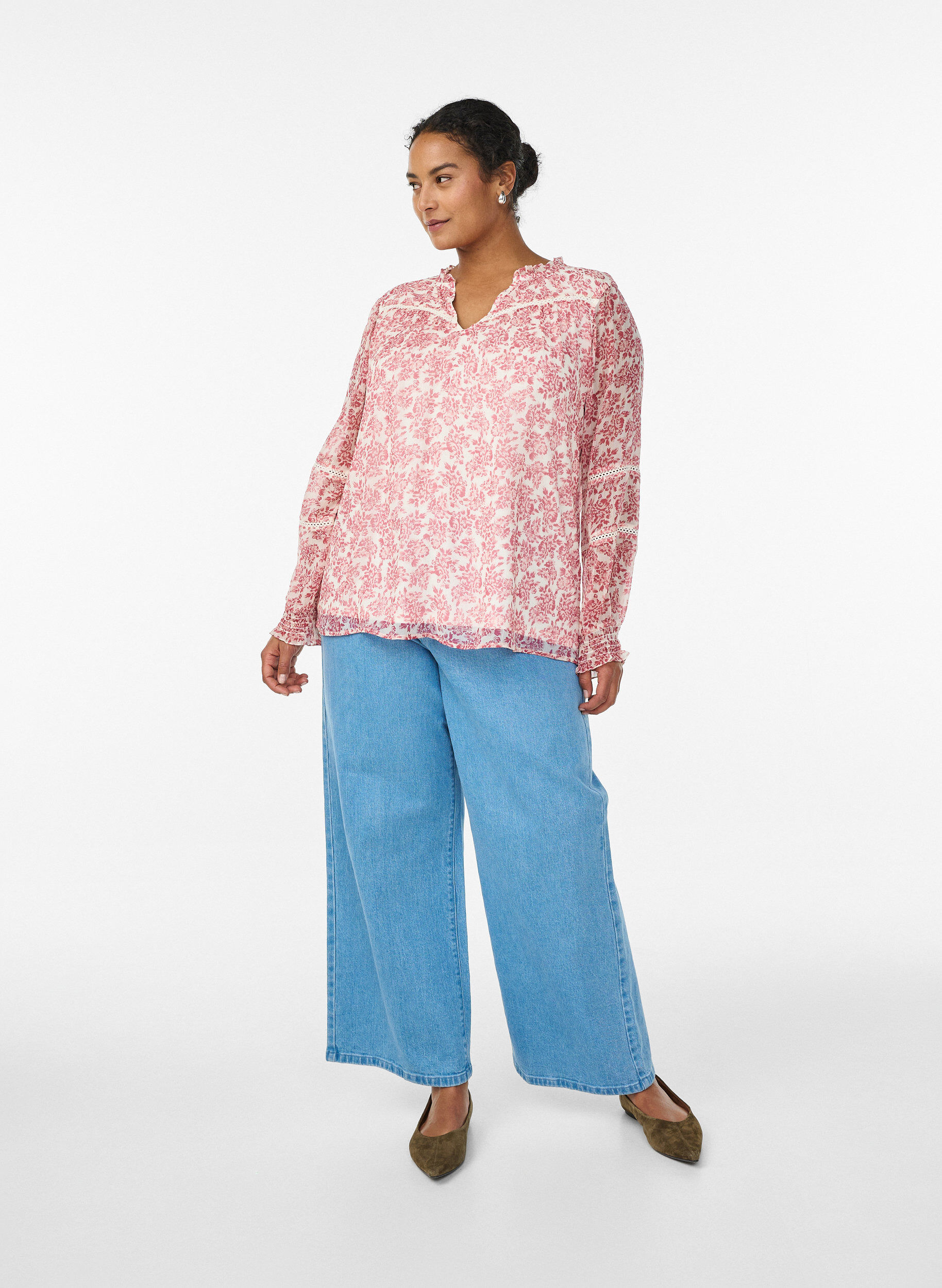 Zizzi Chiffonblus med blommigt m&ouml;nster och virkade detaljer, R&ouml;d, Model image number 1