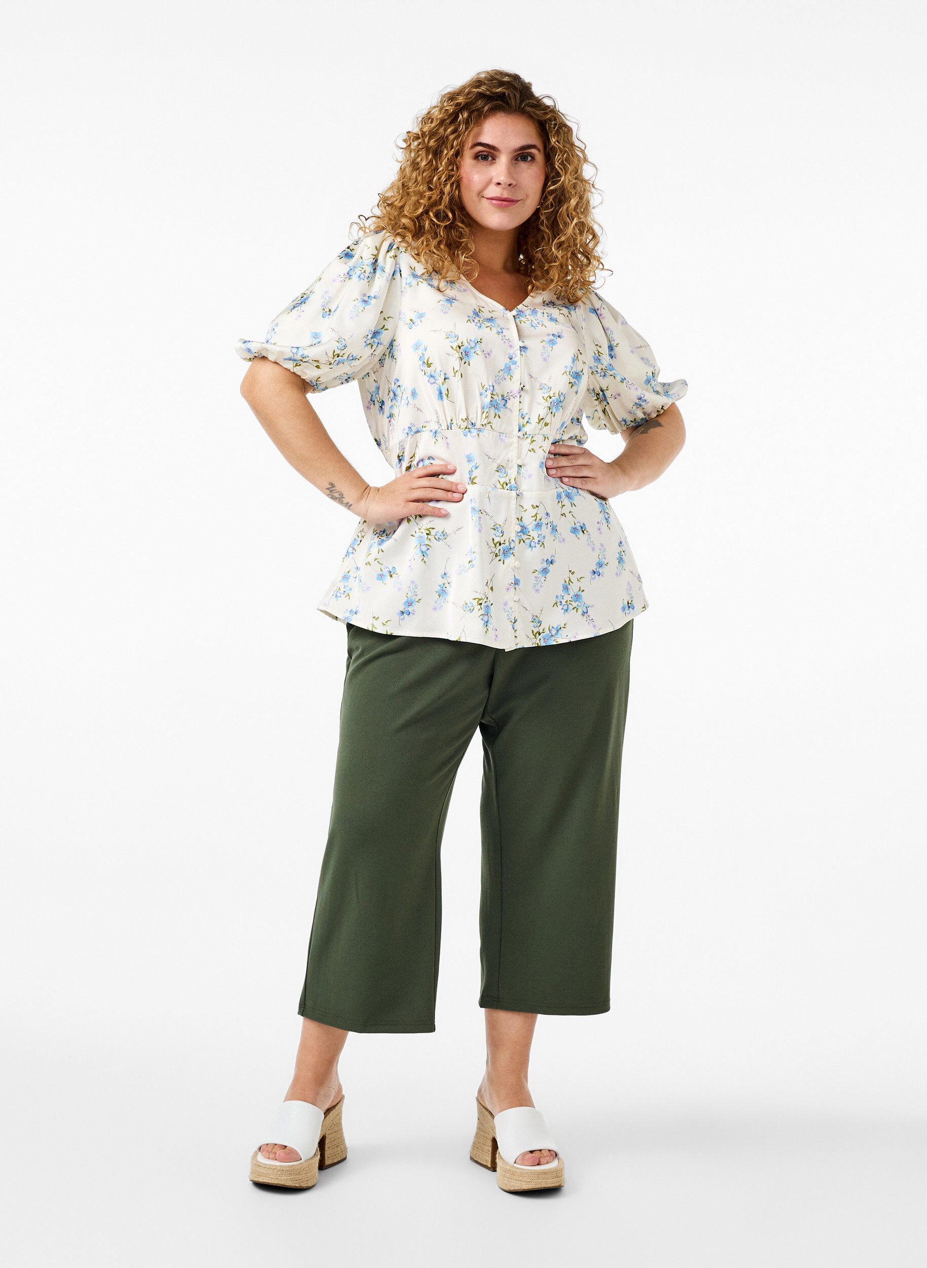 Zizzi Blommig satinblus med puff&auml;rmar, Off White Blue Fl., Model image number 2