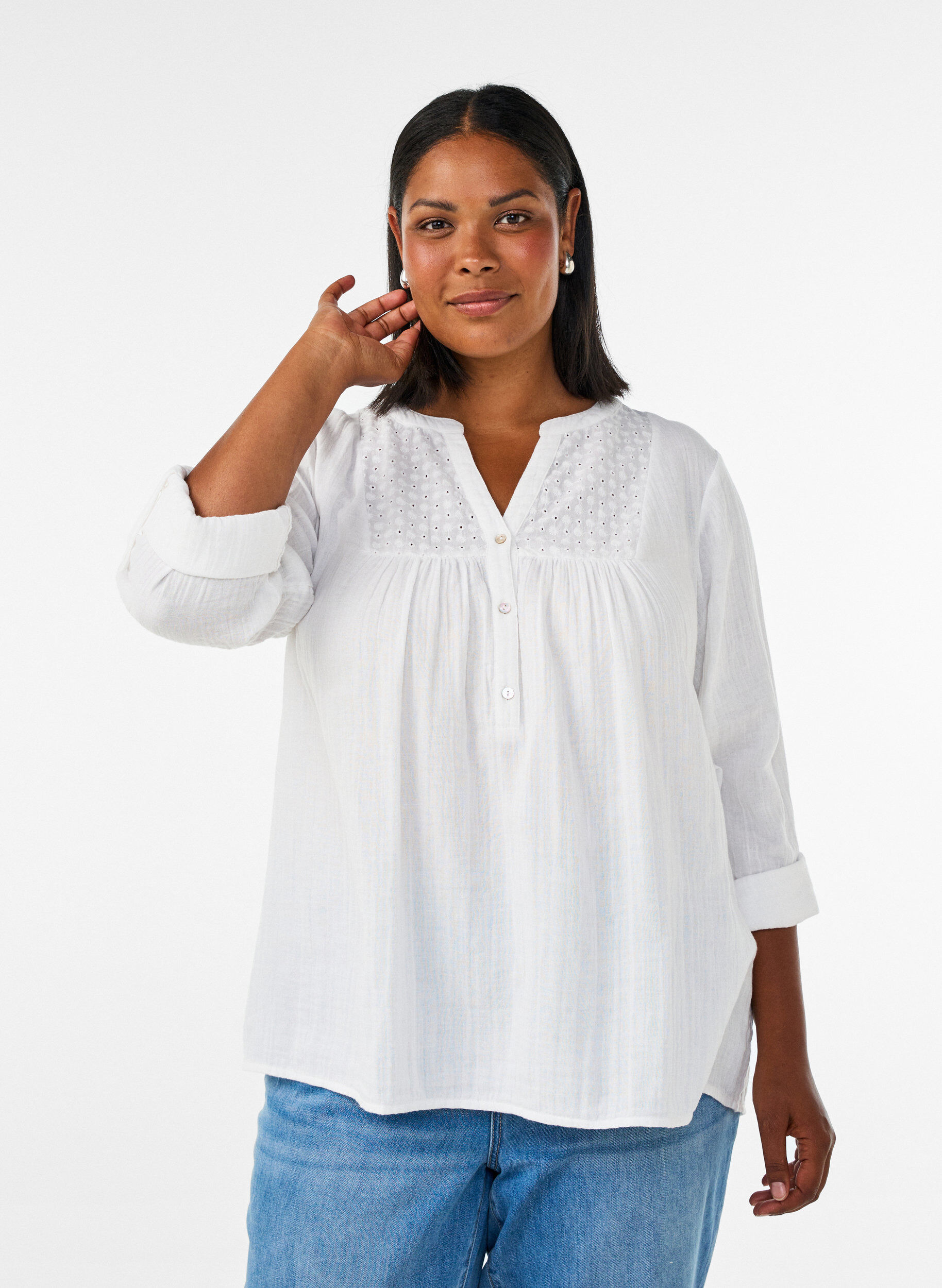 ZizziBlus i bomullsmuslin med broderie anglaise, Vit, Model image number 0