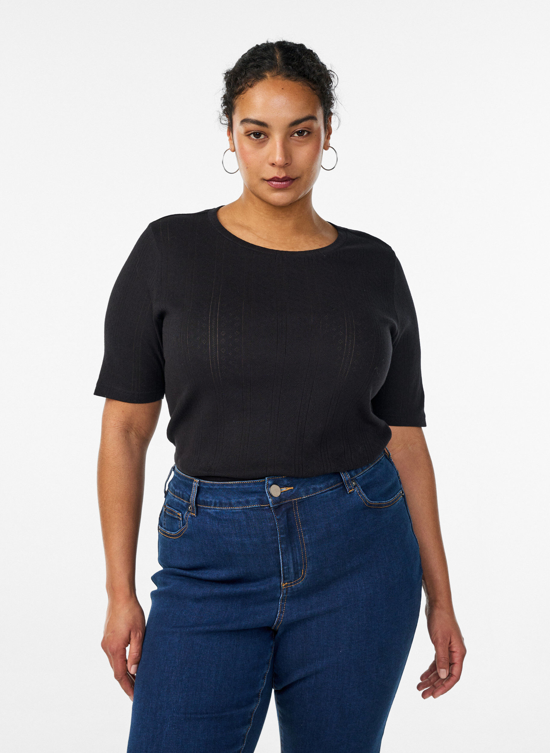 T-shirt i bomull med h&aring;lbroderi, Svart, Model