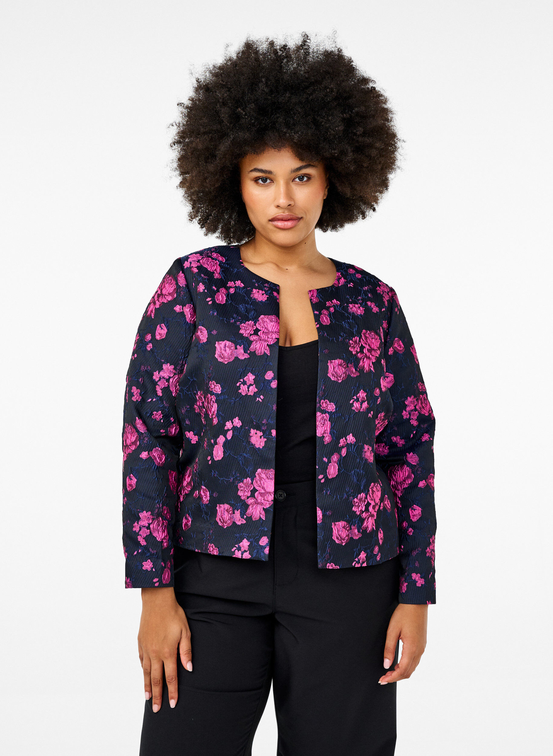 Zizzi Jacquardjacka med blommigt m&ouml;nster, Black w. Red Rose, Model image number 0