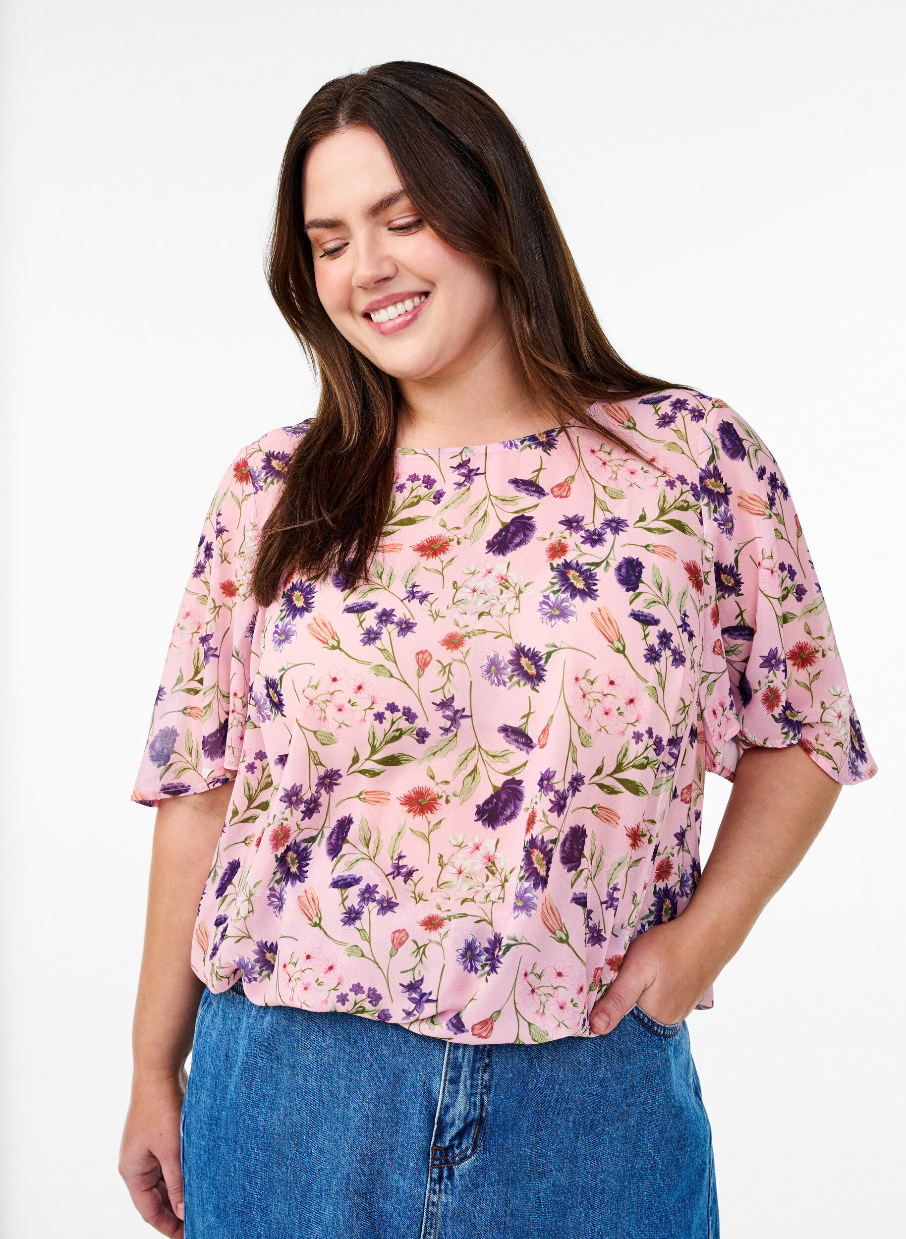 Zizzi Blus i blommigt med korta &auml;rmar och smock, Rosa, Model image number 0