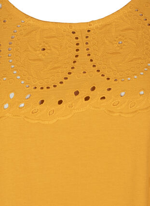 Klänning med broderi anglaise, MINERAL YELLOW, Model image number 2
