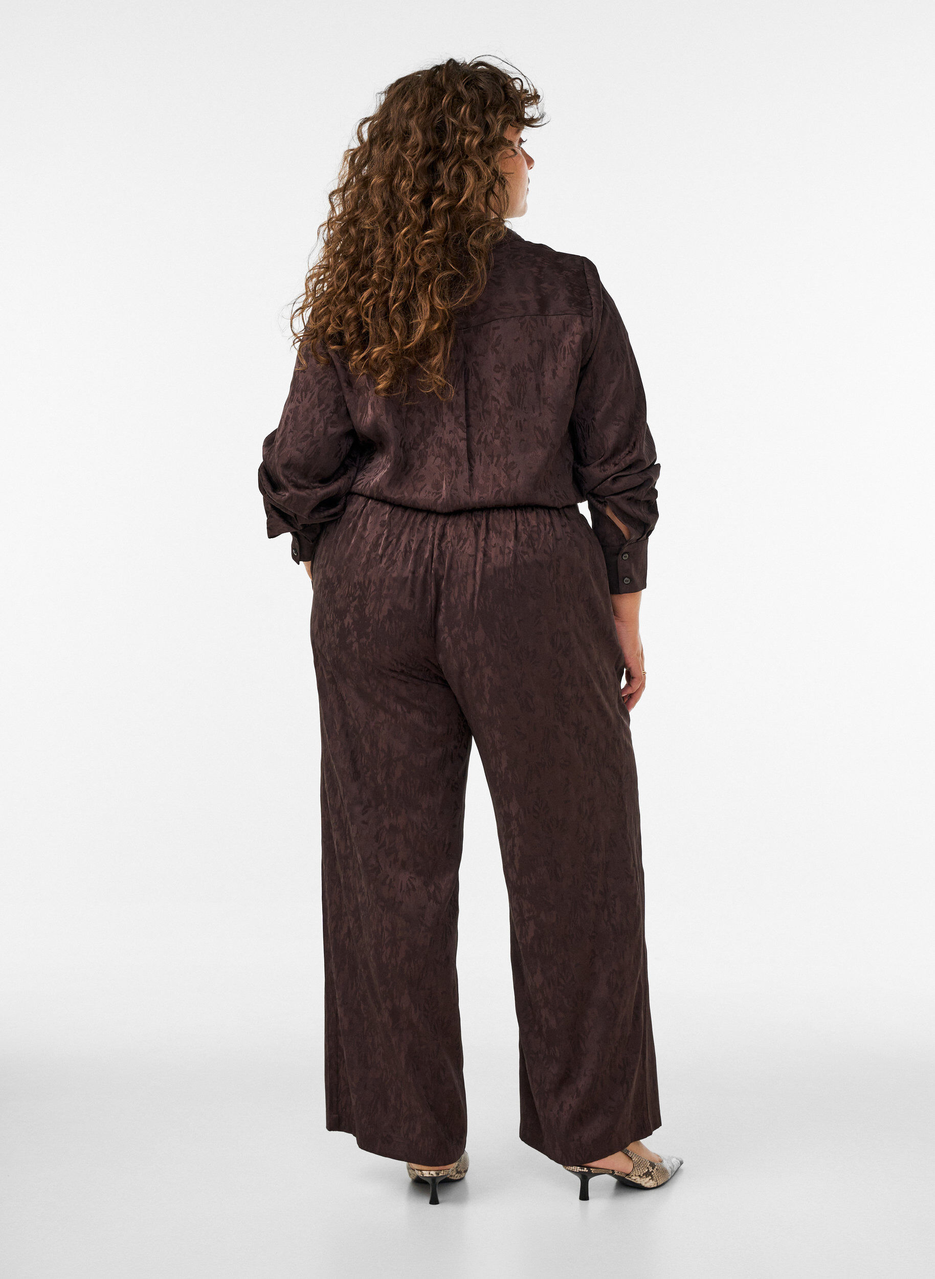 ZizziL&ouml;sa byxor med paisleym&ouml;nster och h&ouml;g midja, Brun, Model image number 1