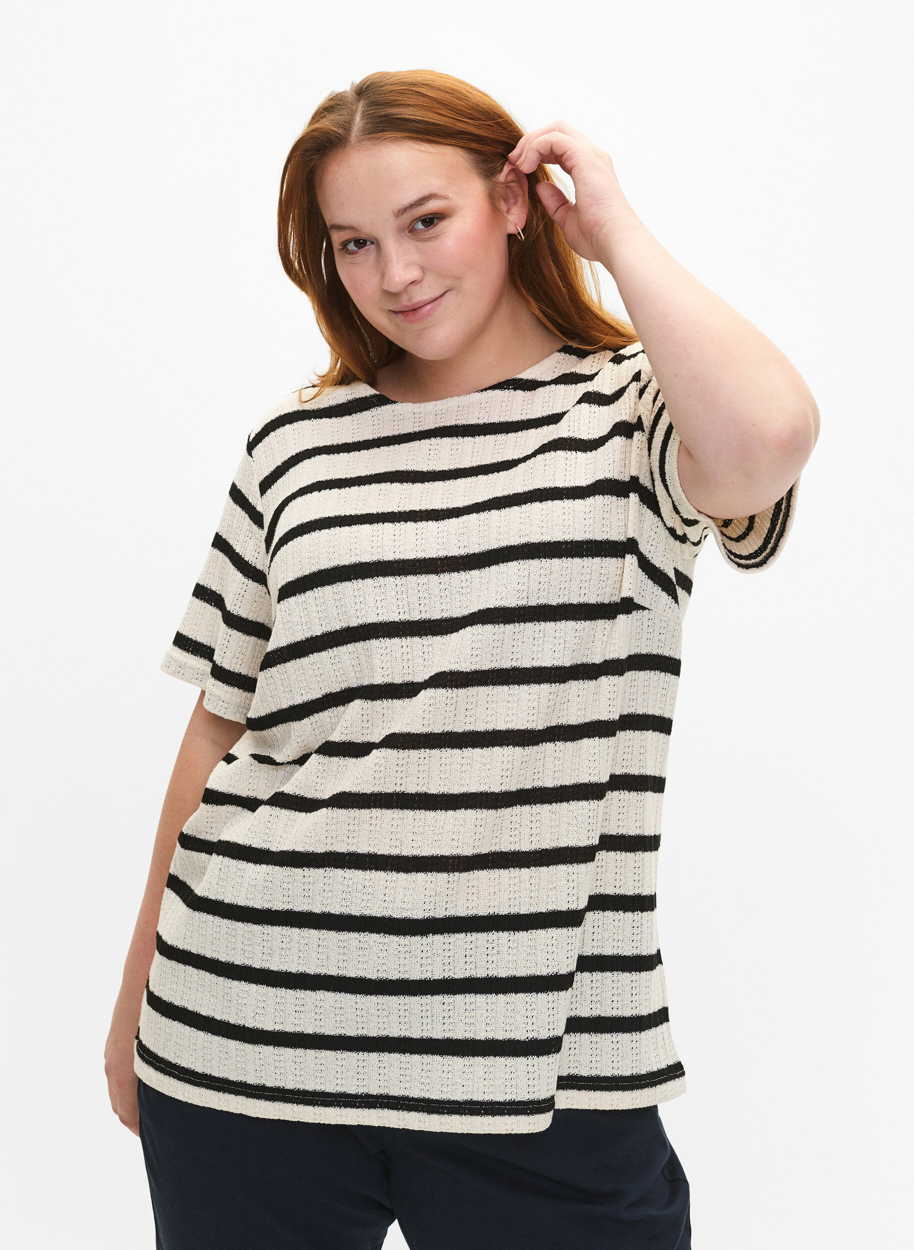 Zizzi Kort&auml;rmad blus med kontrastf&auml;rgade r&auml;nder, Sand Black Stripe, Model image number 0