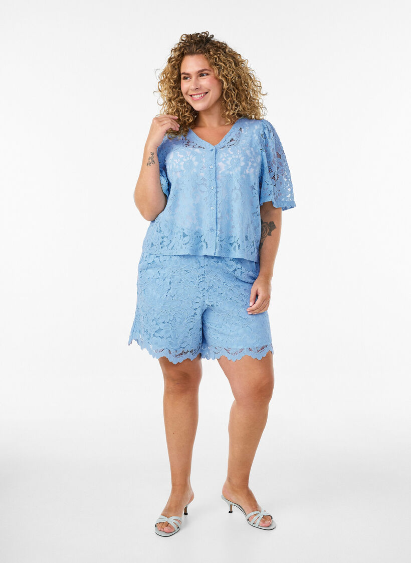 Kort&auml;rmad blus i spets med v-ringning, Bl&aring;, Model image number 1