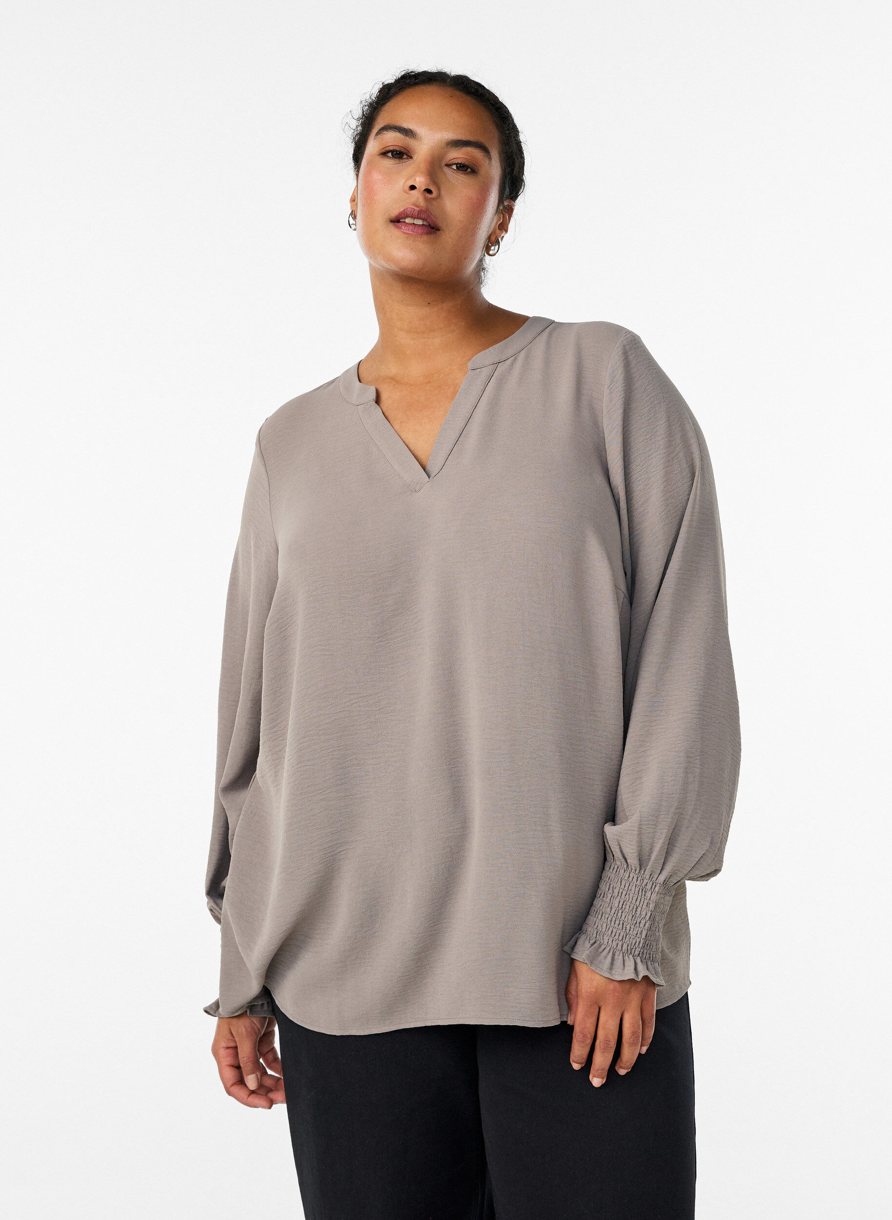ZizziBlus med smockade manschetter och v-ringning, Beige, Model image number 0