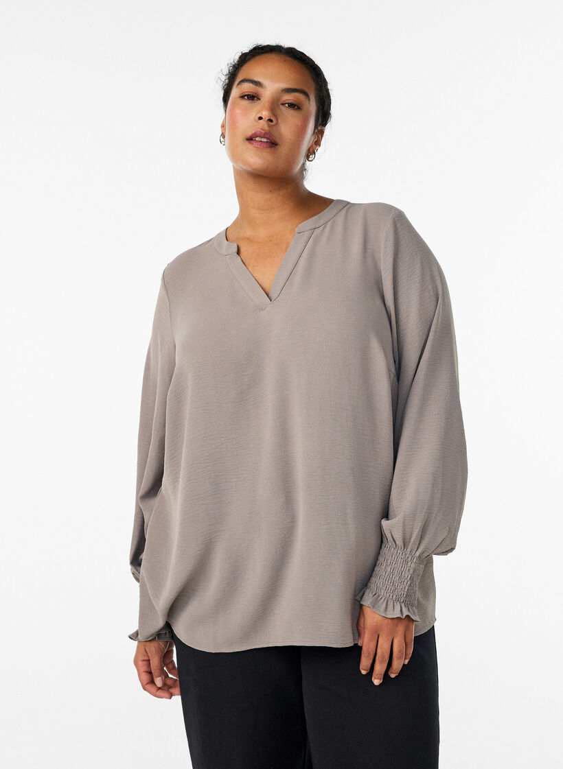 Blus med smockade manschetter och v-ringning, Beige, Model image number 0