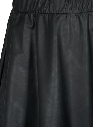 Kjol i läderimitation med ledig passform, Black, Packshot image number 2
