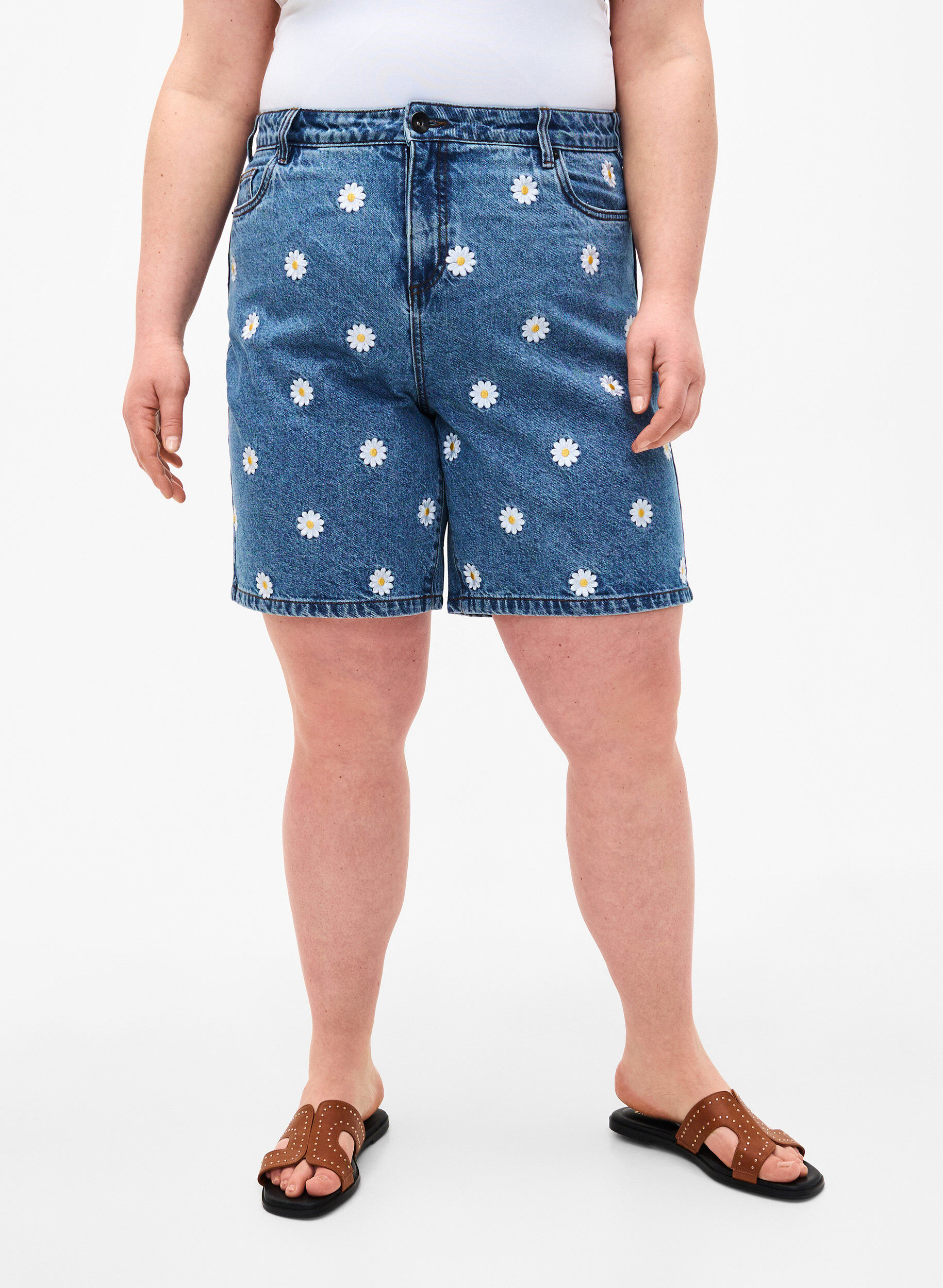 Zizzi Mille shorts med h&ouml;g midja och broderade blommor, L.B. Flower, Model image number 2
