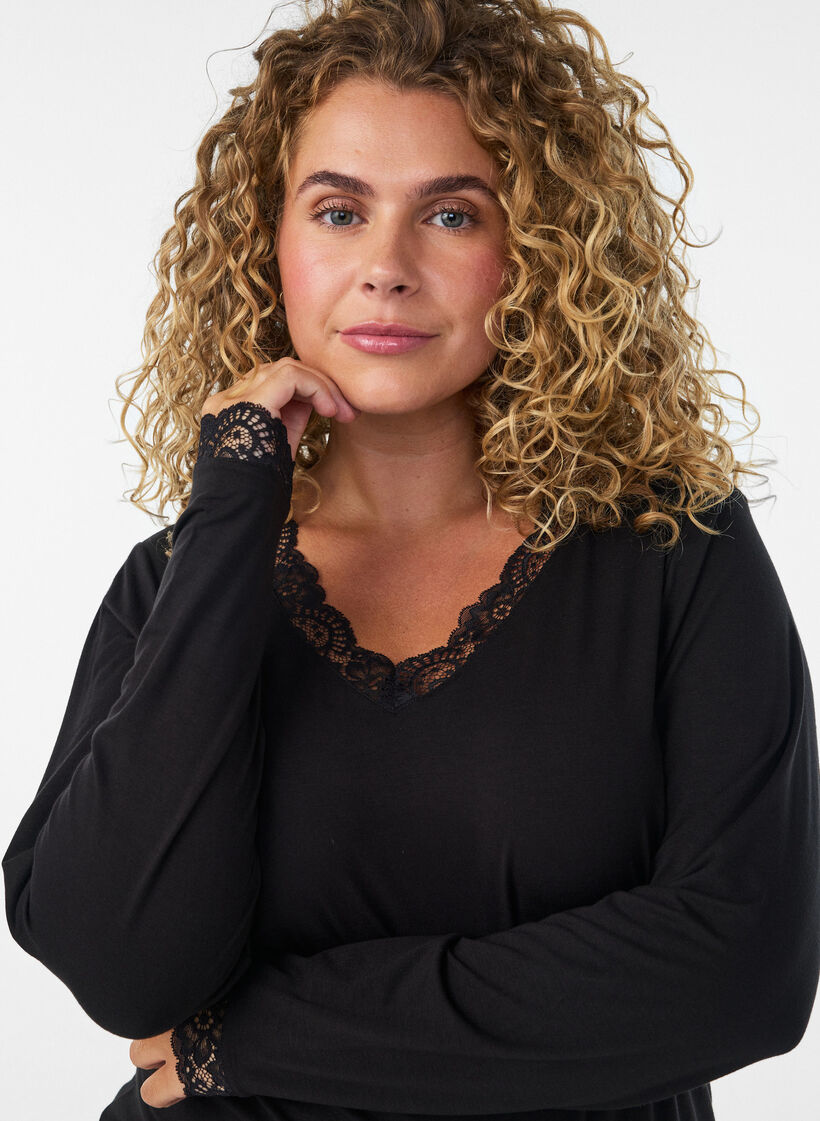 Blus i viskos med spetskant och v-ringning, Svart, Model image number 3