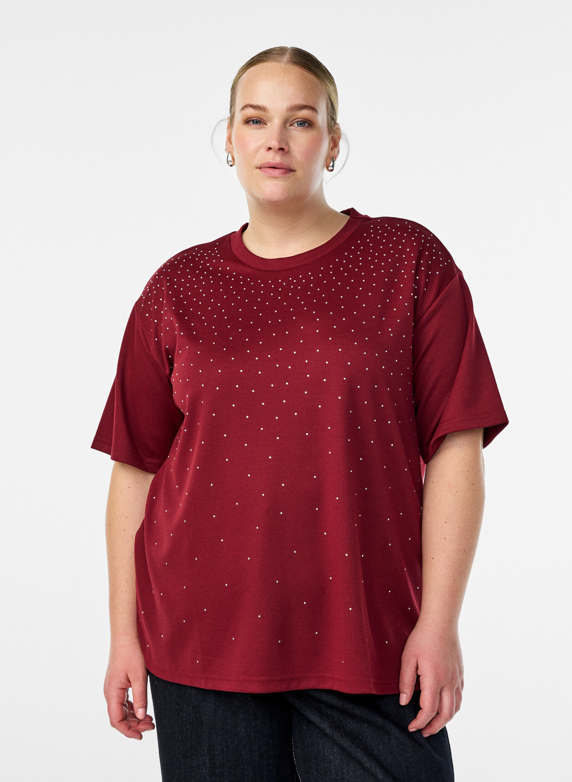 T-shirt med strass och rund hals, M&ouml;rk Bordeaux, Model