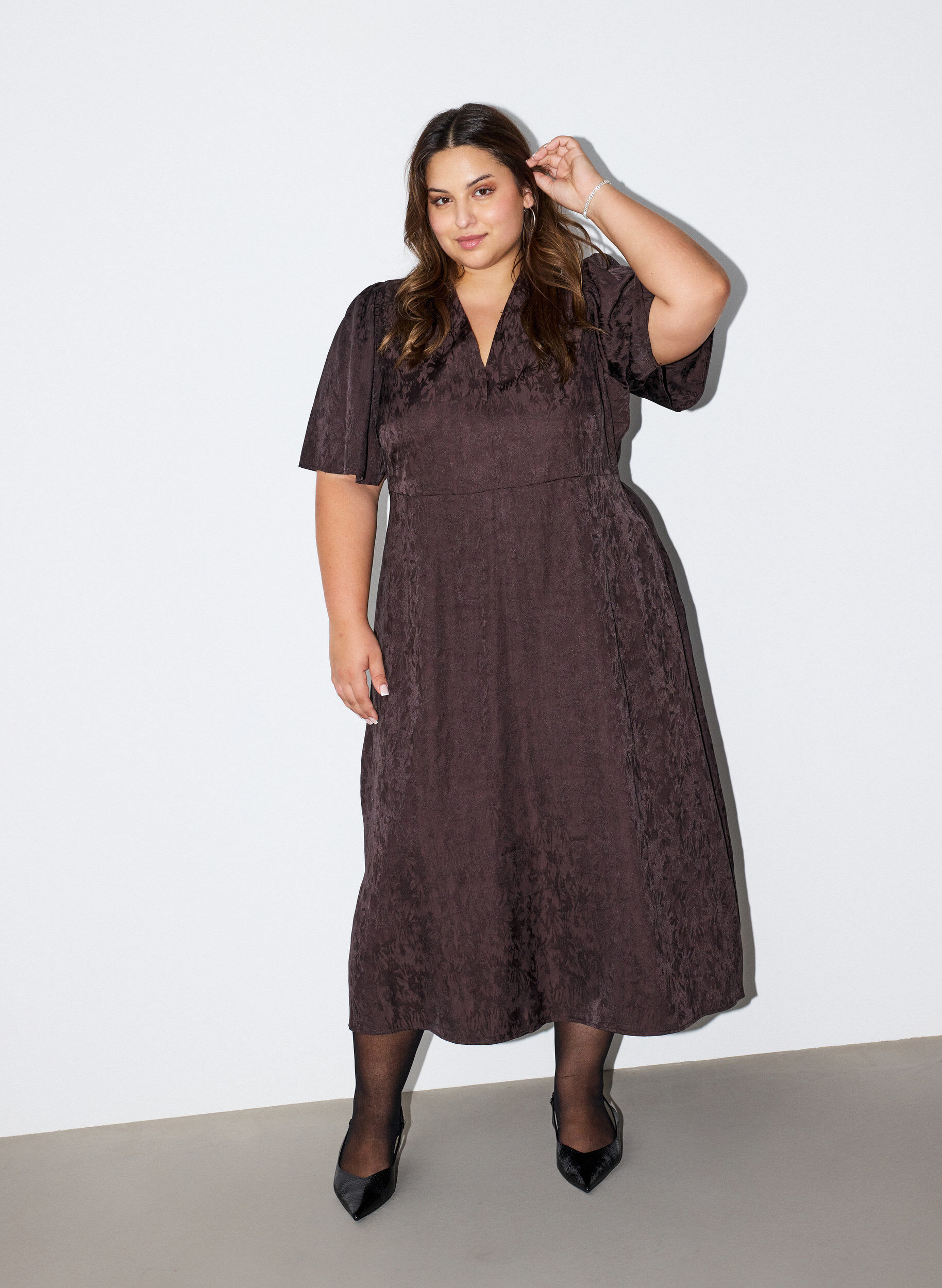 ZizziMidikl&auml;nning i jacquard med paisleym&ouml;nster och ving&auml;rmar, Brun, Model image number 0
