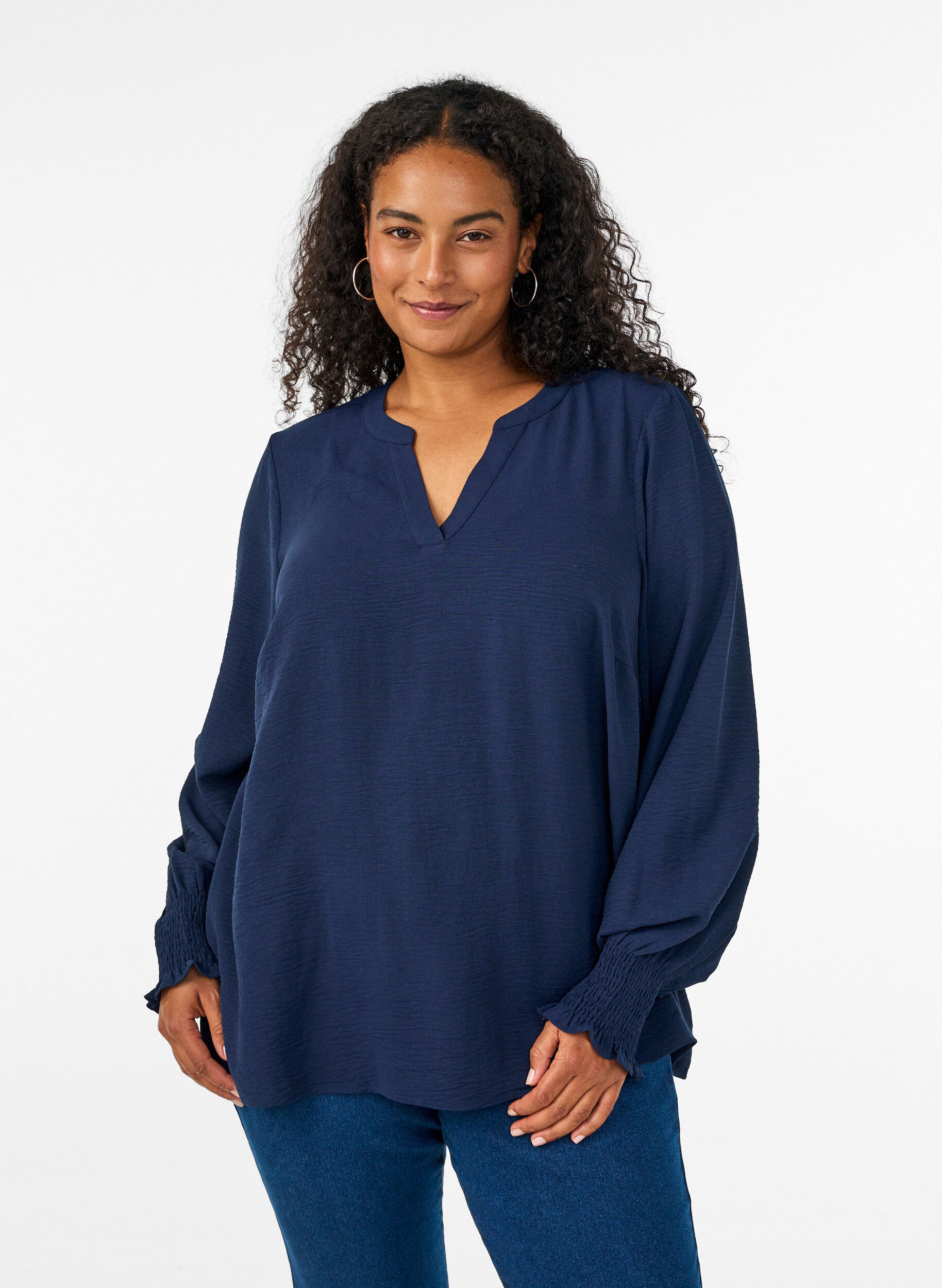ZizziBlus med smockade manschetter och v-ringning, Bl&aring;, Model image number 0